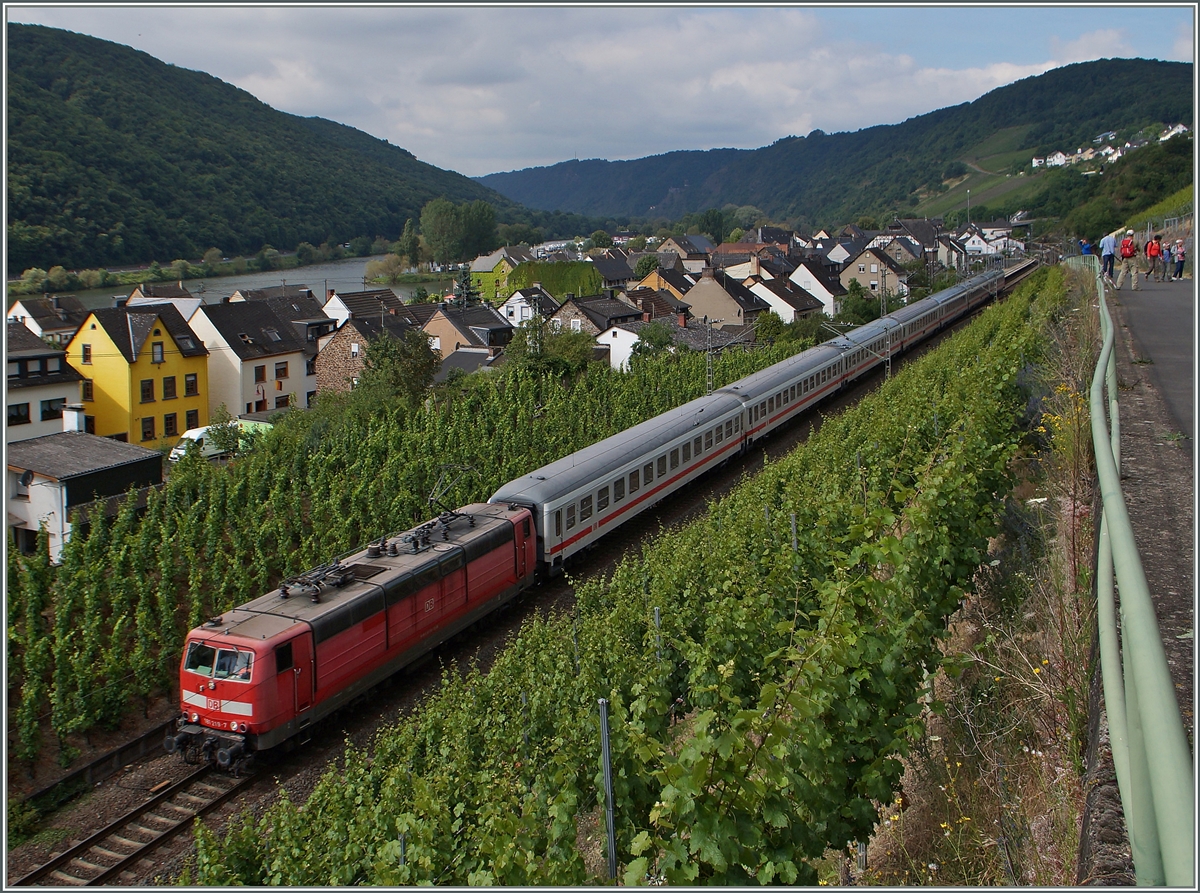 Die 181 219-7 zieht den IC 133  Ostfriesland  von Luxemburg nach Norddeich Mole bei Hatzenport in Richtung Koblenz.
21. Juni 2014