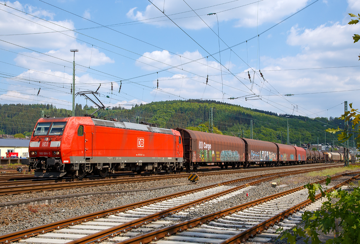 
Die 185 064-3 (91 80 6185 064-3 D-DB) der DB Schenker Rail Deutschland AG fährt am 22.05.2015 mit einem langen gemischten Güterzug durch Betzdorf/Sieg in Richtung Köln. 

Die TRAXX F140 AC1 (BR 185.1) wurde 2002 von Bombardier in Kassel unter der Fabriknummer 33479 gebaut. Sie hat die EBA-Nummer EBA 99A22A 064. 

Obwohl die Güterzug-E-Loks der BR 185 vom Grunde her Zweisystemfähig (15 kV 16,7 Hz AC und 25 kV 50 Hz AC) sind, ist diese wie so viele andere nur für Deutschland zugelassen.