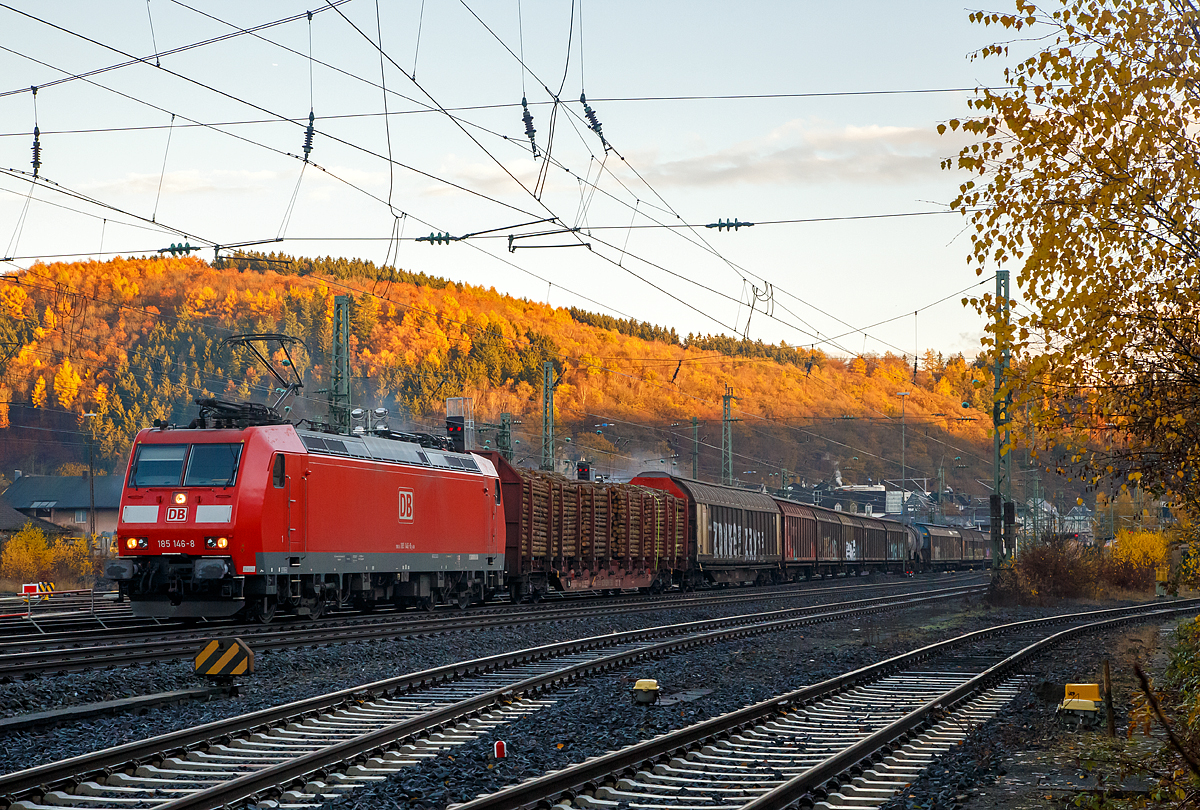 
Die 185 146-8 (91 80 6185 146-8 D-DB) der DB Cargo AG fährt am 18.11.2016 mit einem gem. Güterzug durch Betzdorf/Sieg in Richtung Köln.