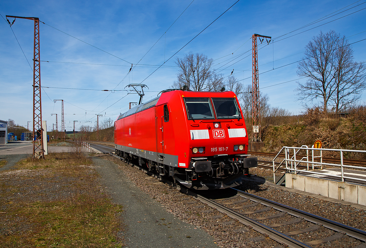 Die 185 161-7 (91 80 6185 161-7 D-DB) der DB Cargo rauscht (Hg ist hier 90 km/h), als Lz (Lokzug) bzw. auf Tfzf (Triebfahrzeugfahrt), am 11.04.2022 durch Wilnsdorf-Ruderdorf in Richtung Dillenburg.

Die TRAXX F 140 AC1wurde 2004 von der Bombardier Transportation GmbH in Kassel unter der Fabriknummer 33635 gebaut.