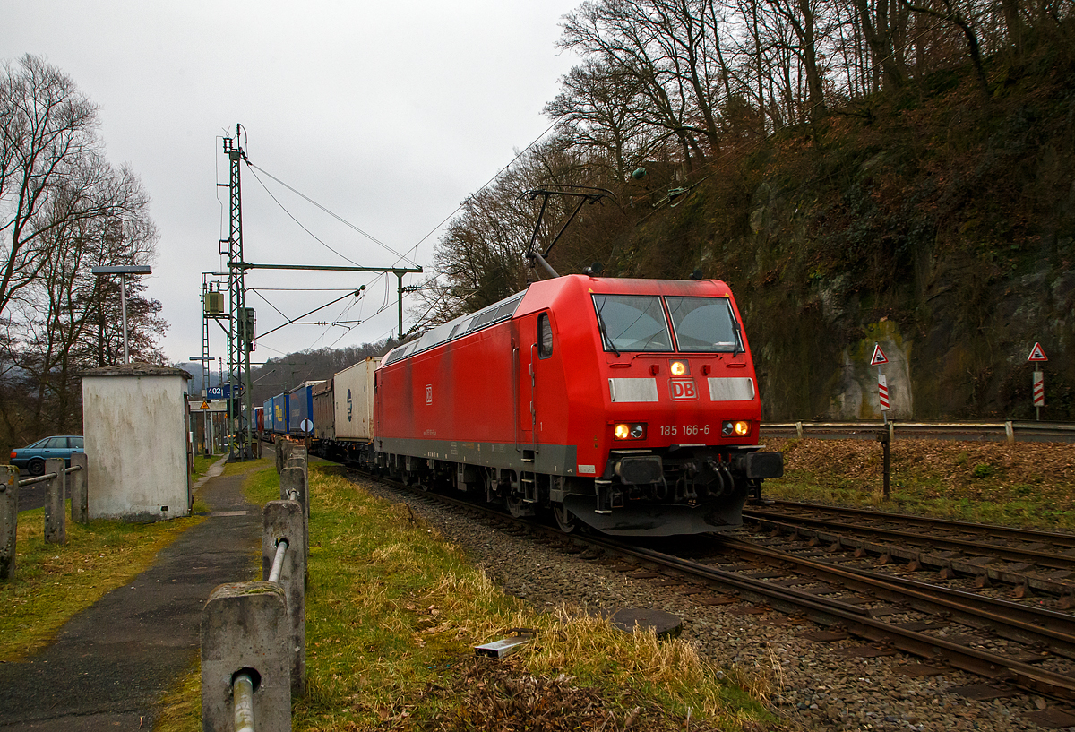 Die 185 166-6 (91 80 6185 166-6 D-DB) der DB Cargo Deutschland AG donnert am 15.01.2022 mit einem KLV-Zug durch Scheuerfeld (Sieg) in Richtung Köln.

Die TRAXX F140 AC1 wurde 2004 bei Bombardier in Kassel unter der Fabriknummer 33642 gebaut.  
