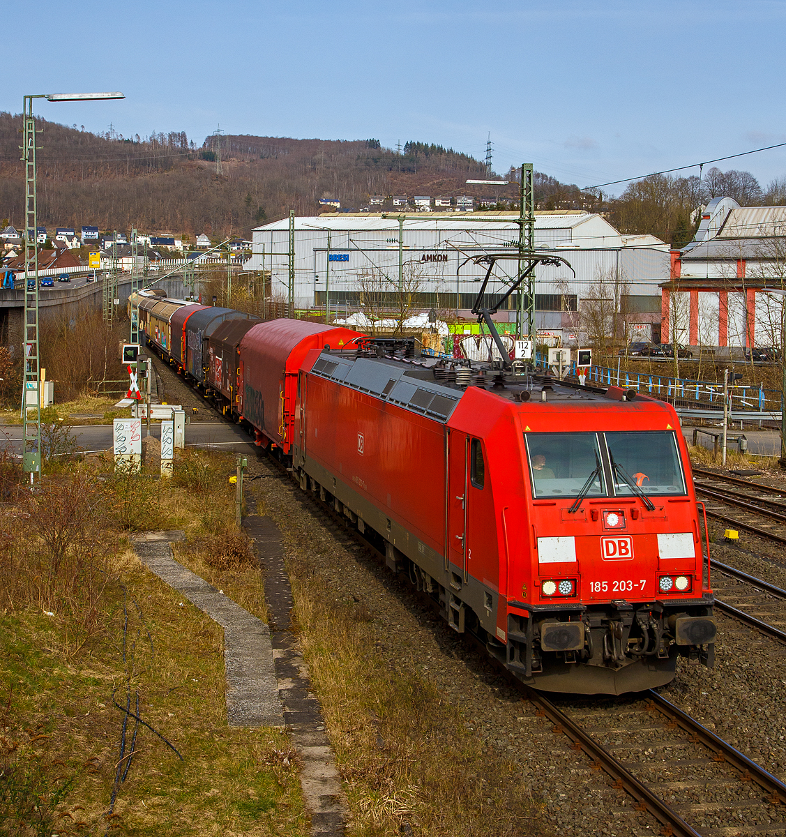 Die 185 203-7 (91 80 6185 203-7 D-DB) der DB Cargo AG fährt am 16.03.2022 mit einem gemischten Güterzug durch Niederschelden in Richtung Köln.

Die TRAXX F140 AC2 wurde 2005 von Bombardier in Kassel unter der Fabriknummer 33702 gebaut.