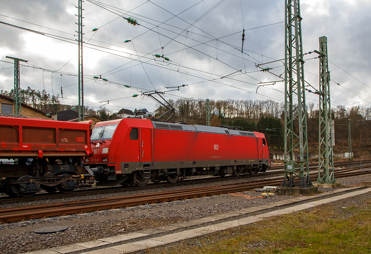 Die 185 244-1 (91 80 6185 244-1 D-DB) der DB Cargo AG fährt am 23.02.2022 mit einem Schotterzug (unterschiedliche Wagen) durch Betzdorf (Sieg) in Richtung Köln. Nochmal einen lieben Gruß an den sehr netten Lokführer zurück, der mich mit Signal und Handzeichen grüßte. 

Die TRAXX F140 AC2 wurde 2005 von Bombardier in Kassel unter der Fabriknummer 33774 gebaut.
