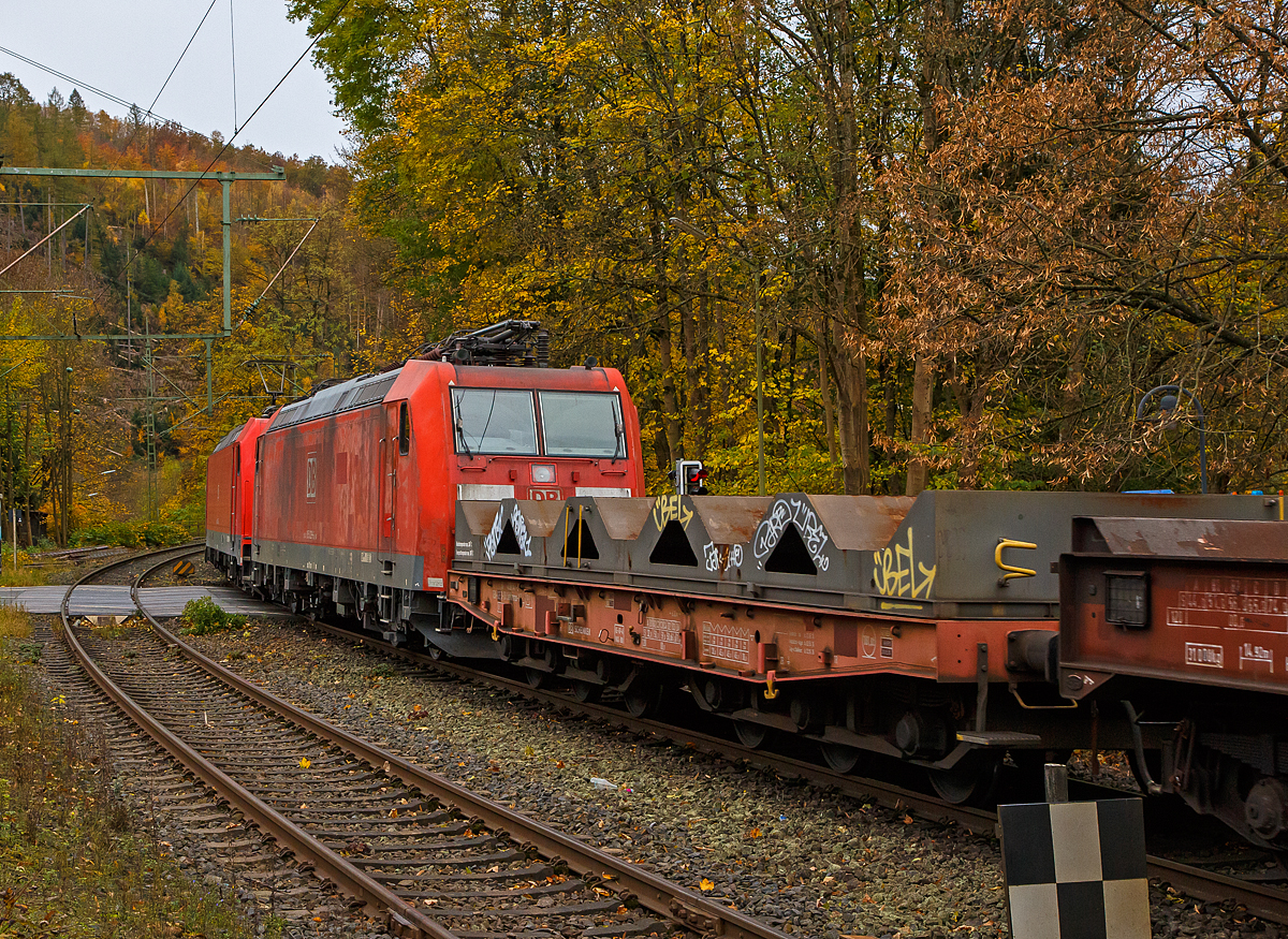 Die 185 303-5 (TRAXX F140 AC2) am Haken mit der kalten 185 029-6 (TRAXX F140 AC1) beide der DB Cargo AG fahren am 02.11.2021 mit einem leeren Coilzug durch den Bahnhof Kirchen (Sieg) in Richtung Betzdorf bzw. Köln.

Auch in Altena im Sauerland gab es im Sommer 2021 eine Flutkatastrophe, dabei wurden auch die Bahngleise unterspült. Die Ruhr-Sieg-Strecke, die Bahnstrecke Kreuztal – Hagen ist daher  immer noch unterbrochen, so müssen auch die Güterzüge von Kreuztal nach Hagen einen großen Umweg fahren.
