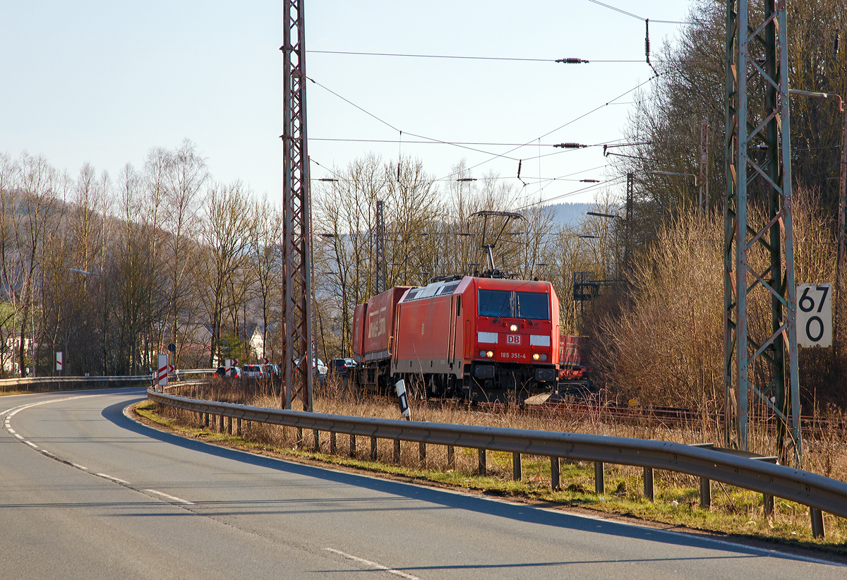 
Die 185 351-4 (91 80 6185 351-4 D-DB) der DB Schenker Rail Deutschland AG, kommt am 27.02.2016 in Grevenbrück mit einem  Winner -Ganzzug um die Kurve.