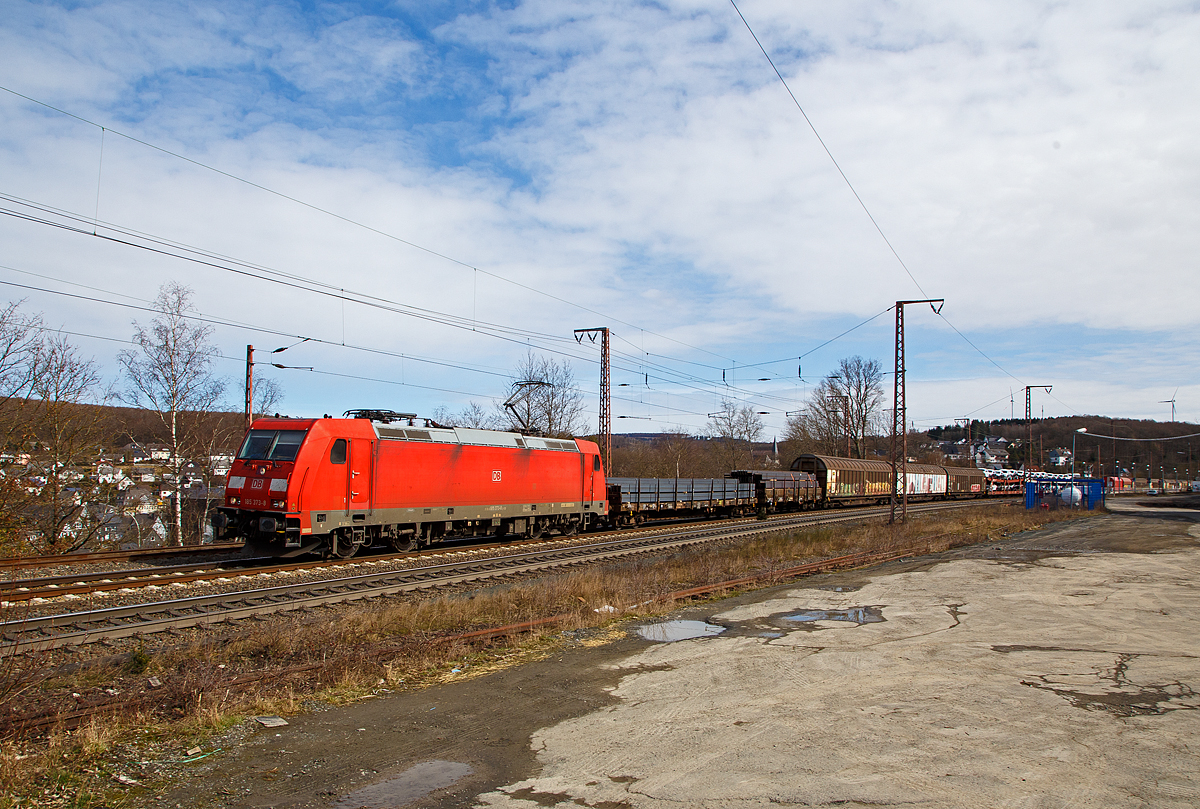 Die 185 373-8 (91 80 6185 373-8 D-DB) der DB Cargo Deutschland AG fährt am 20.03.2021 mit einem gemischten Güterzug durch Rudersdorf (Kr. Siegen) über die Dillstrecke (KBS 445) in nördlicher Richtung.

Die TRAXX F140 AC2 wurde 2009 von Bombardier in Kassel unter der Fabriknummer 34652 gebaut.