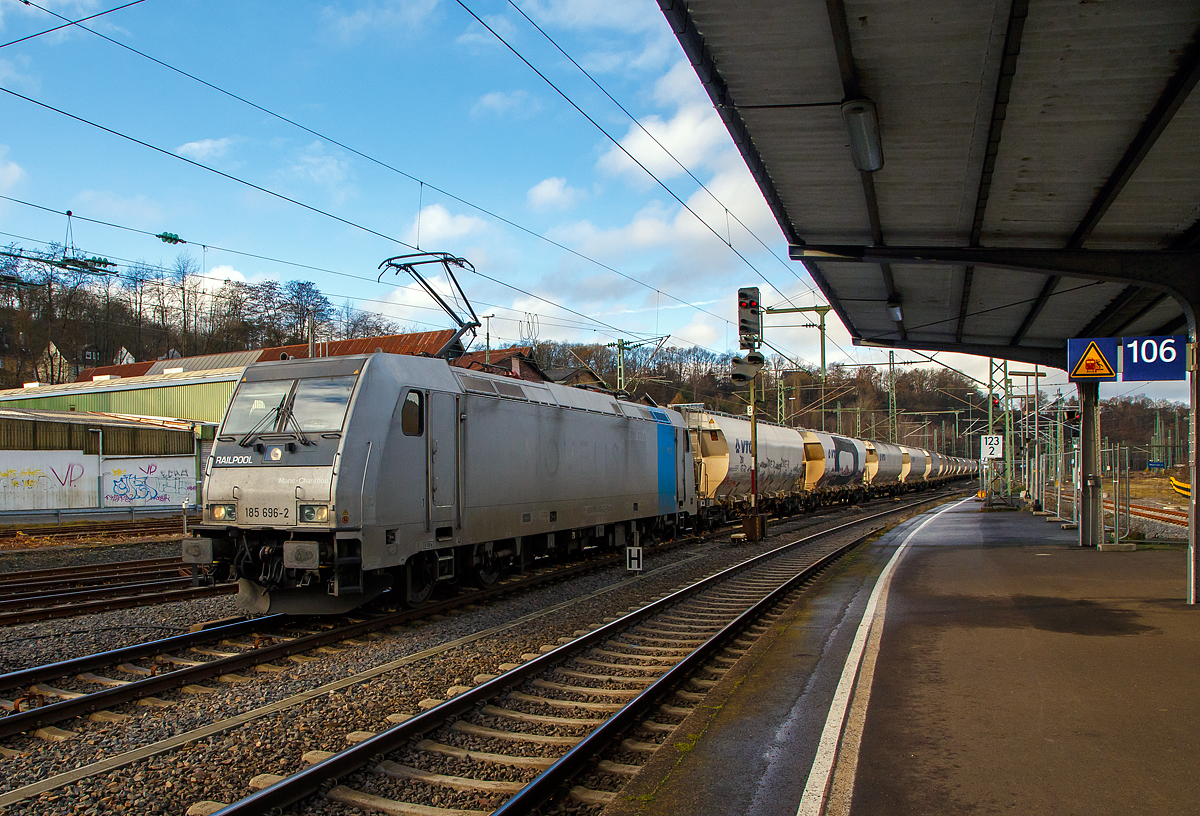 Die 185 696-2 „Marie-Chanthou“ (91 80 6185 696-2 D-Rpool) der Railpool fhrt am 16.12.2020 mit einem Zuckerzug (VTG Trichtermittenentladewagen) durch den Bahnhof Betzdorf (Sieg) in Richtung Siegen. Bei den Wagen handelt es sich um fr den Transport von Zucker optimierten, 4-achsige Drehgestell- Behlterwagen mit Trichtermittenentladung der VTG, mit einem Fassungsvermgen von 92 m der Gattung Uagnpps (Gattungszahl 9347, VTG Bezeichnung H45.092D). Weiter Daten zu den Wagen: http://hellertal.startbilder.de/bild/allgemein-europa~gueterwagen~gattung-u-silo-und-staubgutwagen-2/721885/4-achsige-drehgestell-schuettgutwagen-mit-dosierbarer-schwerkraftentladung-behaelterwagen.html

Die TRAXX F140 AC2 wurde 2010 von Bombardier in Kassel unter der Fabriknummer 34722 gebaut und an die Railpool geliefert. Die Lok ist fr Deutschland, sterreich, Schweden und Norwegen (D/A/S/N).



Die RAILPOOL GmbH mit Sitz in Mnchen ist ein Leasingunternehmen von Lokomotiven und Schienenfahrzeugen fr den Gter- und Personenverkehr, das in 14 europischen Lndern aktiv ist.

Hintergrund:
Railpool ist berwiegend im Bereich der kurz- bis mittelfristigen Vermietung von Lokomotiven ttig. Das Unternehmen bietet dabei sog. Full Service-Pakete an, mit Zusatzleistungen wie Wartung, Reparatur, Bereitstellung von Ersatzfahrzeugen bei Ausfall usw. an. Das Unternehmen Railpool wurde 2008 von der KfW IPEX-Bank und der HSH Nordbank gegrndet, die zu jeweils 50 % Gesellschafter waren. Im Mai 2012 gaben die Gesellschafter bekannt, Railpool verkaufen zu wollen. Im Mai 2014 wurde dann bekannt, dass der Private Equity-Investor Oaktree 100 % der Anteile bernommen hatte. Seit Kauf durch Oaktree ist die Railpool Bidco GmbH Co. KG oberste Konzernholding in Deutschland; das operative Geschft erfolgt ber die Railpool GmbH.

Fahrzeuge:
Railpool hat einen Fahrzeugbestand von ber 400 E-Loks. Das Unternehmen verleast moderne E-Loks der:
BR 185 - Bombardier TRAXX F140 AC2
BR 186 - Bombardier TRAXX F140 MS
(FS) E483 - Bombardier TRAXX F140 DC
BR 187 - Bombardier TRAXX F160 AC3 mit Last-Mile-Modul
BR 188 - Bombardier TRAXX F140 MS 3 (soll noch folgen)
BR 193 - Siemens Vectron AC
Anfang 2017 kaufte Railpool zusammen mit Toshiba der DB Cargo 130 Lokomotiven der Baureihe 151 und 155 ab. Die Loks wurden von 1972 bis 1978 (Baureihe 151) und 1977–1984 (155) hergestellt. Aufgrund der veralteten Technik wollte die DB Cargo nicht mehr im Eigenbesitz dieser Loks sein. Aus diesem Grund mietete sich die DB Cargo bei Railpool 100 Loks zurck. Die Instandhaltung bernimmt weiterhin die Deutsche Bahn. Die restlichen 30 Lokomotiven der Baureihen 151 und 155 vermietet Railpool an andere Eisenbahnverkehrsunternehmen.

Die Railpool-Flotte ist schnell an deren Farbgebung zu erkennen. Alle Loks, bis auf die zugekauften Loks der Baureihe 151 und 155, verkehren in einem silbernen Farbkleid mit einem blauen Banner jeweils an einer Fahrzeugseite. Die Baureihen 151 und 155 verkehren in der typischen, von der Deutschen Bahn eingesetzten, Farbgebung verkehrsrot mit Streifen in tageslichtgrau. Da die zugekauften Loks kein Eigentum der Deutschen Bahn mehr sind, wurde ausschlielich das DB-Logo entfernt. 
Im September 2018 wurde die erste Lok der Baureihe 155 (155 138-1) in das typische Farbkleid von Railpool um lackiert.

Railpool ermglicht es den Kunden mit der oben genannten Flotte einen Einsatz in den Lndern Deutschland, Belgien, Niederlande, Frankreich, sterreich, Schweiz, Italien, Tschechien, Polen, Slowakei, Ungarn, Slowenien, Kroatien, Rumnien, Bulgarien und der Trkei.
Auerdem vermietet Railpool im Bereich Schienenpersonennahverkehr 45 Bombardier Twindexx-Doppelstockwagen an die Dnischen Staatsbahnen DSB und 8 Elektrotriebzge vom Typ Stadler GTW an Transdev in den Niederlanden.
