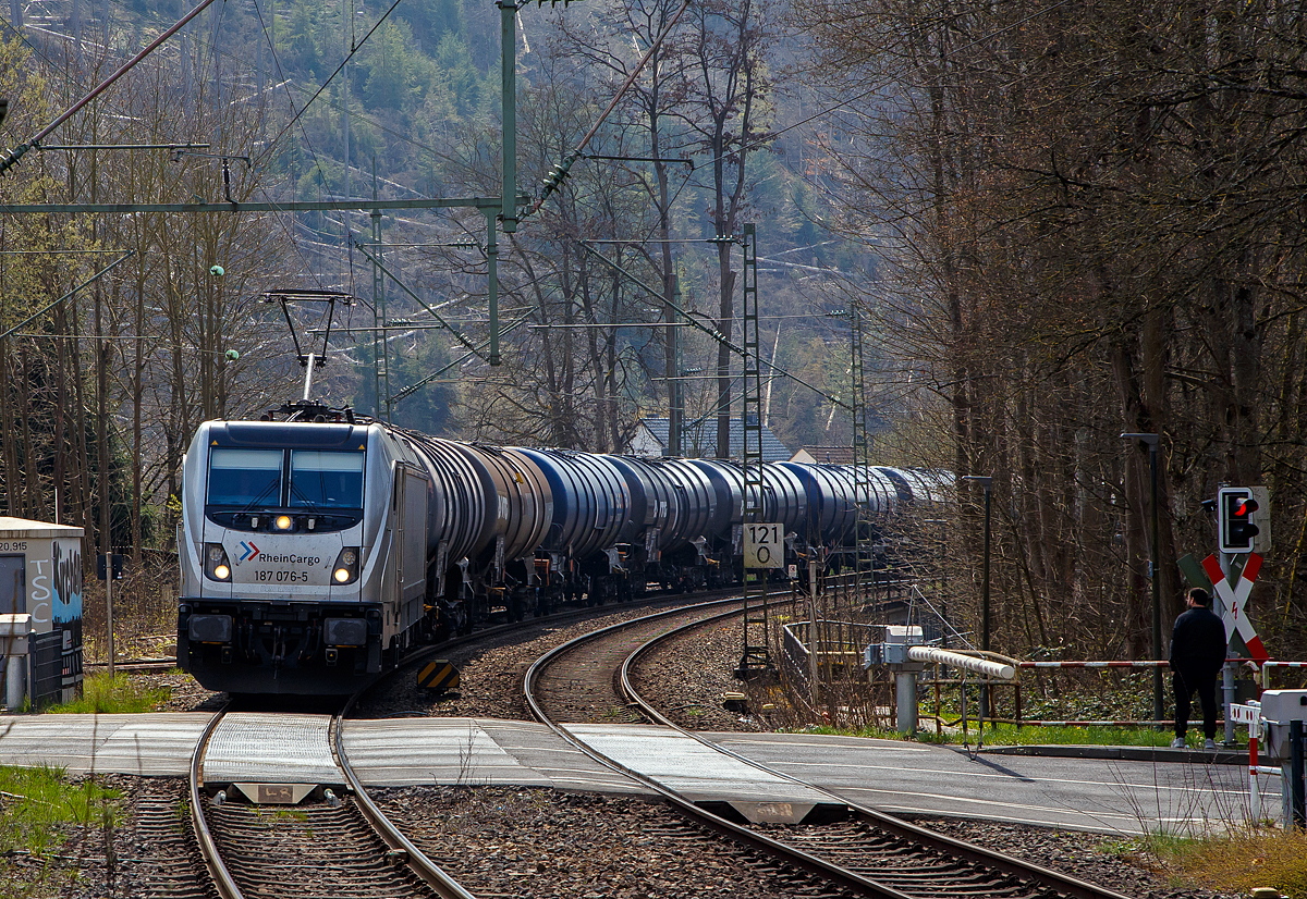 Die 187 076-5 (91 80 6187 076-5 D-RHC) der RheinCargo GmbH & Co. KG fährt am 20.04.2021 mit einem Kesselwagenzug durch Kirchen a. d. Sieg in Richtung Siegen.

Die Bombardier TRAXX F140 AC3 wurde 2016 von der Bombardier Transportation GmbH in Kassel unter der Fabriknummer 35255 gebaut und an RheinCargo geliefert.