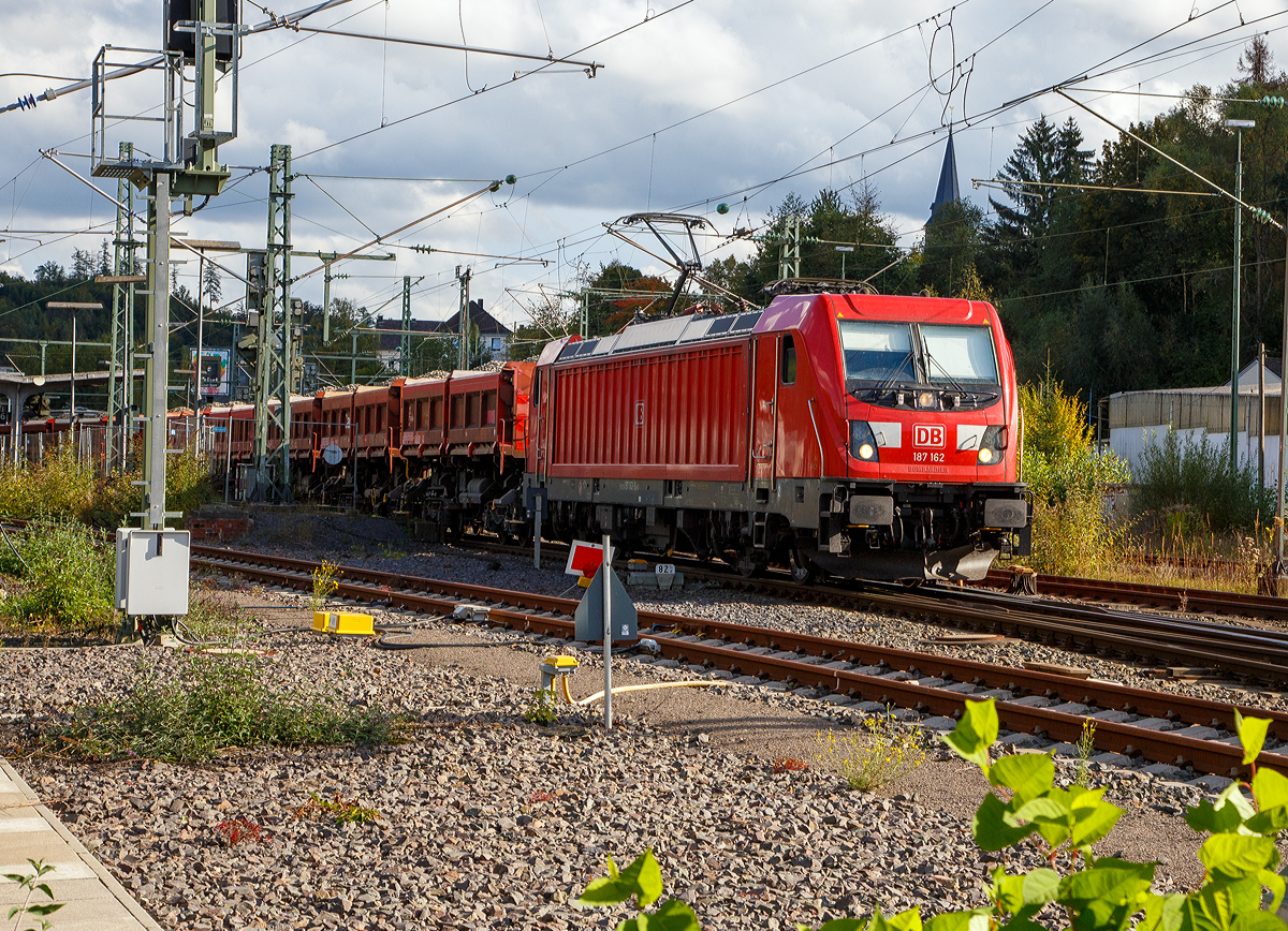 Die 187 162 (91 80 6187 162-3 D-DB) der DB Cargo AG erreicht am 04.10.2021 mit einem Schotterzug (Schüttgutkippwagen der Gattung Fans) Betzdorf (Sieg) und stellt den Zug im Rbf ab.

Die TRAXX F140 AC3 (ohne LM) wurde 2018 von der Bombardier Transportation GmbH in Kassel unter der Fabriknummer KAS 35480 gebaut.