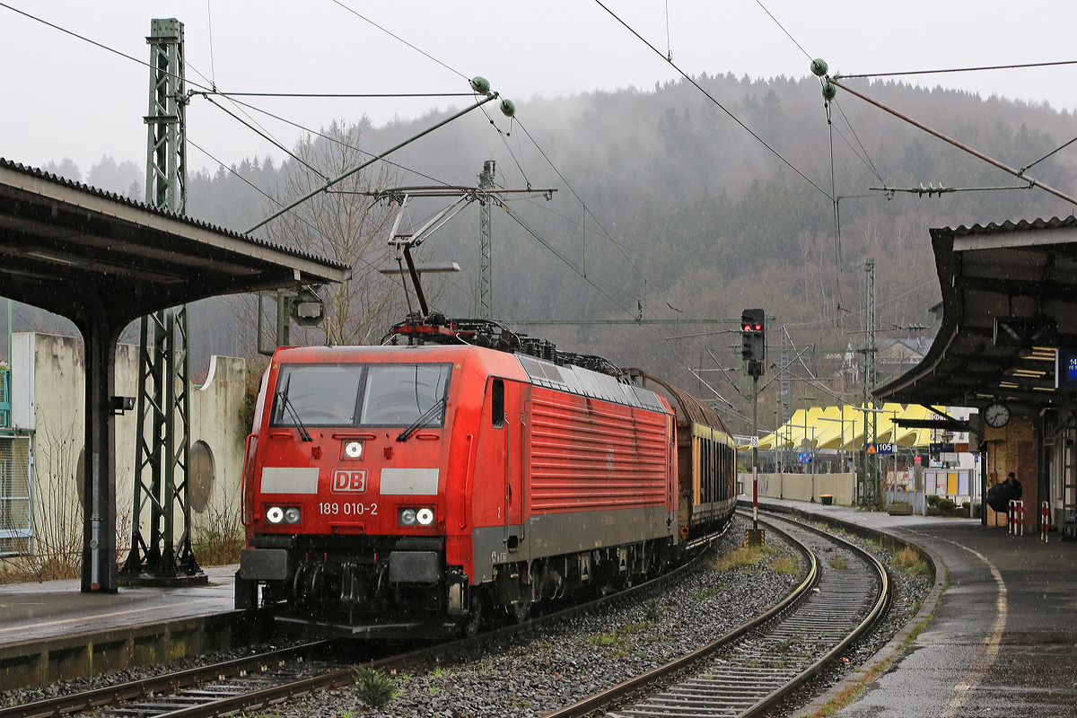 
Die 189 010-2 (91 80 6189 010-2 D-DB) der DB Schenker Rail Deutschland AG fährt am 03.01.2015 mit einem gem. Güterzug durch den Bahnhof Betzdorf/Sieg in Richtung Köln.
 
Die Siemens ES64F4 wurde 2003 von Siemens unter der Fabriknummer 20678 gebaut.