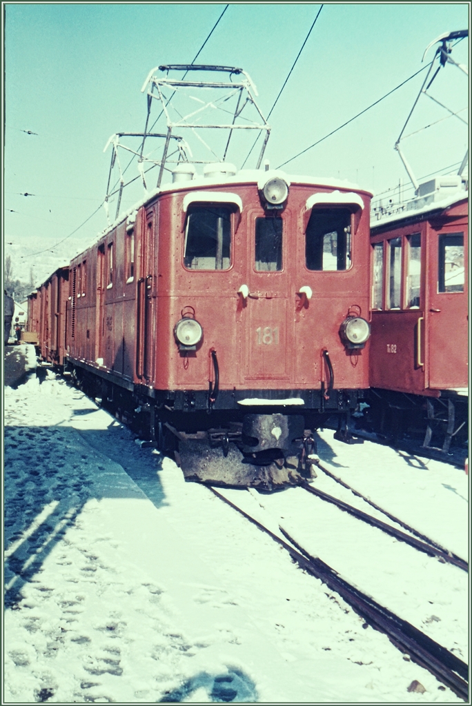 Die 1916 fr die Bernina-Bahn gebaute Ge 6/6 und 1929 zur Ge 4/4 umgebaute RhB Ge 4/4 181 in Blonay. Jan. 1986