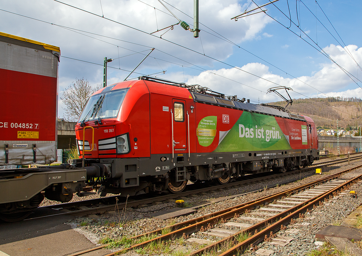 Die 193 357-1 „Das ist GRÜN“  (91 80 6193 357-1 D-DB) der DB Cargo AG fährt am 14.04.2022 mit einem KLV-Zug  durch Niederschelden in Richtung Siegen. 

Die Siemens Vectron MS (200 km/h - 6.4 MW) wurden 2018 von Siemens Mobilitiy in München-Allach unter der Fabriknummer 22480 gebaut, sie hat die Zulassungen für D/A/CH/I/NL.
