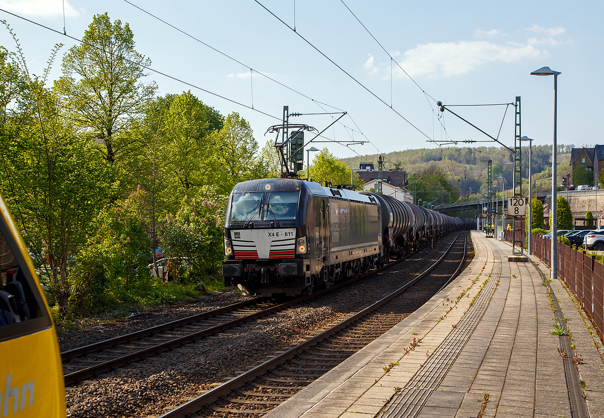 Die 193 611-1 / X4 E – 611 (91 80 6193 611-1 D-DISPO) der MRCE - Mitsui Rail Capital Europe GmbH (Mnchen) fhrt am 28.04.2022 mit einem Kesselwagenzug durch den Bf Kirchen (Sieg) in Richtung Kln.

Die Siemens Vectron AC wurde 2015 von Siemens Mobility GmbH in Mnchen-Allach unter der Fabriknummer 22001 gebaut und an die MRCE als X4 E – 611 geliefert. Diese Vectron Lokomotive ist als AC – Lokomotive (Wechselstrom-Variante) mit 6.400 kW konzipiert und zugelassen fr Deutschland und sterreich, sie hat eine Hchstgeschwindigkeit von 160 km/h.
