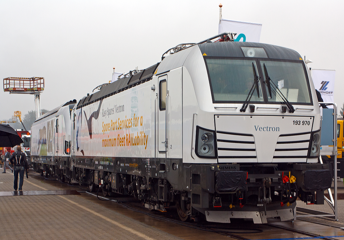 Die 193 970-1 „Easy Spares Vectron  (91 80 6193 970-1 D-PCW) vom Prfcenter Wegberg-Wildenrath (Siemens AG) eine Siemens Vectron AC, wurde am Freigelnde auf der Inno Trans 2014 in Berlin ausgestellt (hier 26.09.2014).  Die Lok wurde 2014 von Siemens in Mnchen unter der Fabriknummer 21924 gebaut und ist in Besitz vom Siemens Rail Systems (Prfcenter Wegberg-Wildenrath). Dahinter steht noch die Vectron DE 247 901-2.

Die Entwicklung der Siemens Lokomotive Vectron basiert auf den Erfahrungen der erfolgreichen EuroSprinter und EuroRunner Serien. Ausgereifte und bewhrte Technik ist mit Flexibilitt und Modularitt kombiniert. Die Vectron Lokomotive ist fr die vielfltigsten Verkehrsaufgaben konzipiert. Ob im nationalen oder grenzberschreitenden Verkehr, ob im Personen- oder Gterverkehr. 

Es werden vier elektrische Versionen und eine dieselelektrische Version der Lokomotivplattform angeboten. Die hier gezeigte Vectron Lokomotive ist als AC – Lokomotive konzipiert mit 6.400 kW und zugelassen fr Deutschland, sterreich und teilweise Ungarn, inklusive ETCS.

Technische Daten, der Vectron AC – BR 193
Spurweite: 1.435 mm
Achsformel: Bo'Bo'
Lnge ber Puffer: 18.980 mm
Drehzapfenabstand: 9.500 mm
Achsabstand im Drehgestell: 3.000 mm
Breite: 3.012 mm
Hhe: 4.248 mm
Raddurchmesser: 1.250 mm (neu) / 1.170 mm (abgenutzt)
Gewicht:  87 t
Spannungssysteme: 15 kV, 16,7 Hz und 25 kV, 50 Hz AC
Max. Leistung am Rad:  6.400 kW
Leistungsfaktor:  nahe 1
Hchstgeschwindigkeit:160 km/h
Anfahrzugskraft:  300 kN
Dauerzugkraft:  250 kN
Elektrische Bremskraft: 150 kN
Kraftbertragung: Ritzelhohlwellenantrieb
Lichtraumprofil: UIC 505-1

Die wurde im Mai 2021 193 970-1 an die Hector Rail AB nach Schweden verkauft, dort trgt sie nun die Nummer 243 222-5 (91 74 6243 222-5 S-HCTOR).