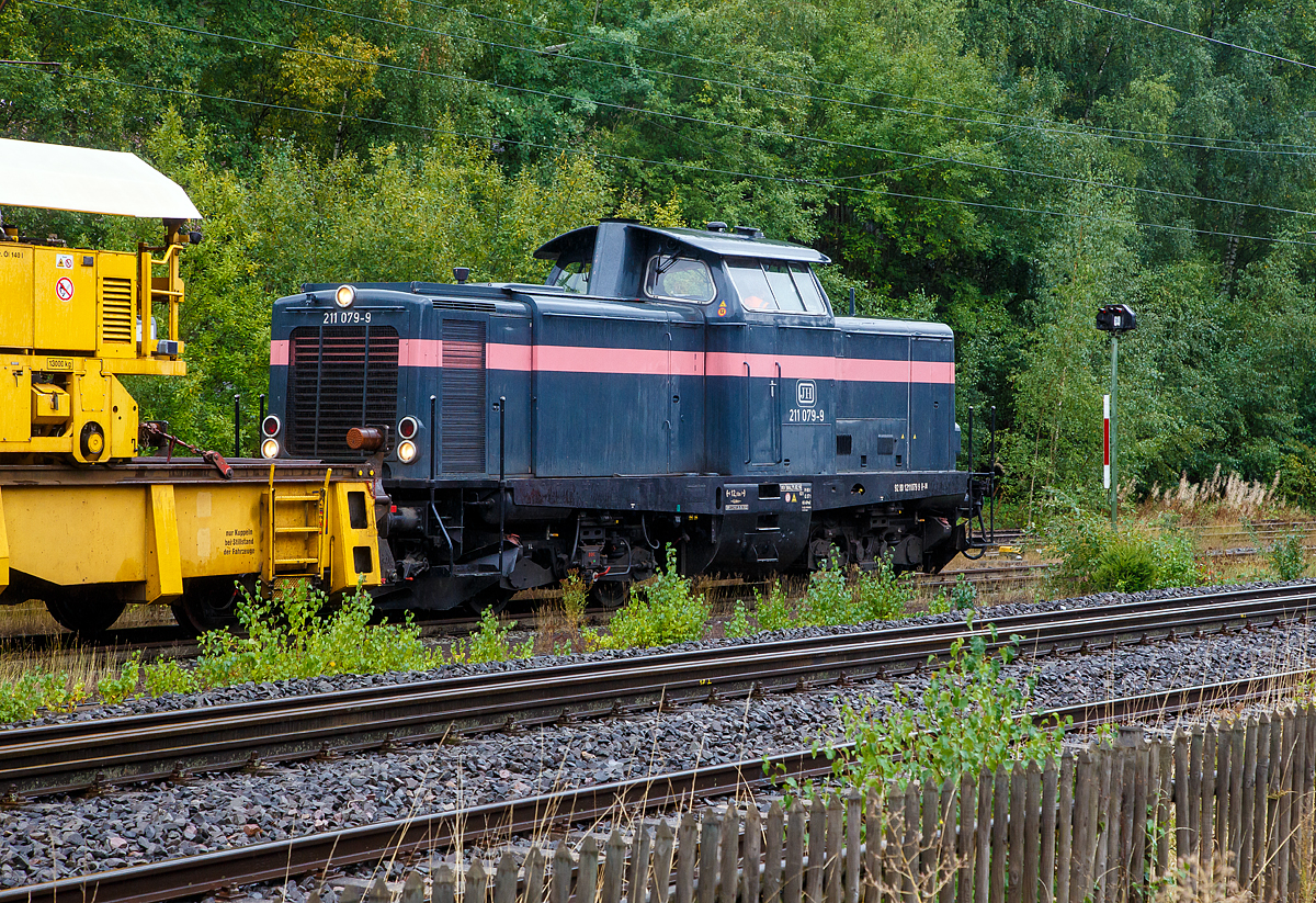 Die 211 079-9 (92 80 1211 079-9 D-JH) der JH - Joseph Hubert Bauunternehmung GmbH & Co. KG (Nürnberg), ex DB V 100 1079, am 17.09.2022 mit einem Schienenzug (Vossloh Langschienentransporteinheit STS und Schienen-Ladewagen SLW 7) beim Bahnhof Niederschelden (geografisch eigentlich Niederschelderhütte).

Die V 100.10 wurde 1962 von MaK (Maschinenbau Kiel) unter der Fabriknummer 1000097 gebaut und als V 100 1079 an die Deutsche Bundesbahn geliefert. Zum 01.01.1968 erfolgte dann die Umzeichnung in DB 211 079-9, als diese fuhr sie bis zur Ausmusterung 1995. Im Jahr 2000 ging sie an die HEF - Hammer Eisenbahnfreunde e. V., 2015 an Redler-Service (92 80 1211 079-9 D-RAILS), in Jahr 2019 ging sie dann an die jh - Joseph Hubert Bauunternehmung.

Auf der Siegstrecke (KBS 460) erfolgen zwischen dem 16.09. bis zum 09.12.2022 in verschiedenen Anschnitten und Zeiträumen umfangreiche Umbauarbeiten. Hier zwischen Siegen und Betzdorf zwischen dem 16.09. bis zum 05.10.2022. Die DB Netz AG investiert über 12 Millionen Euro in moderne Infrastruktur.