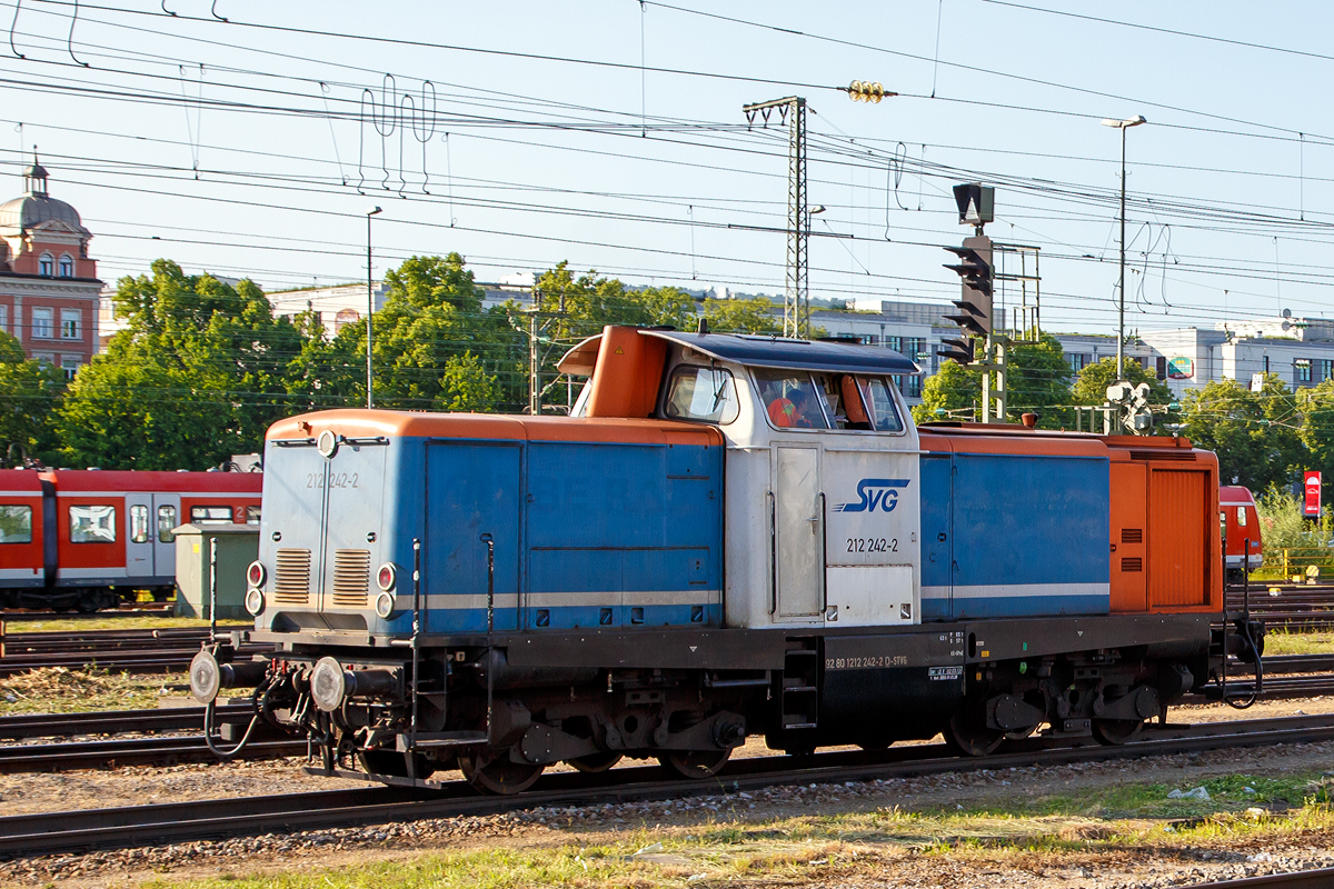 Die 212 242-2 (92 80 1212 242-2 D-STVG) der SVG - Stauden-Verkehrs-GmbH, ex DB V 100 2242, fhrt am 04.06.2019 durch den Bahnhof Mnchen Ost.

Die Die V 100.20 wurde 1965 von MaK unter der Fabriknummer 1000289 gebaut und als V 100 2242 an die Deutsche Bundesbahn geliefert, 1968 erfolgte dann die Umzeichnung in 212 242-2. Nach der Ausmusterung bei der DB im Jahr 2006 ging sie an die DB Tochter LCH - Logistic Center Hungaria Kft. (Győr) nach Ungarn und wurde als 0469 003-1  (92 55 0469 003-1 H-LCH). 2012 kam sie wieder nach Deutschland, ber ALS ging sie an die NBE RAIL GmbH (92 80 1212 242-2 D-NBEG), bis sie 2015 zur SVG ging.
