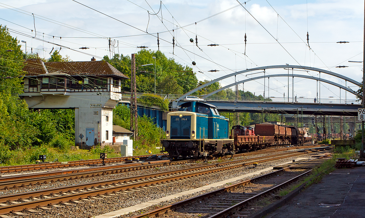 
Die 212 376-8 der Aggerbahn (Andreas Voll e.K., Wiehl), ex DB V 100 2376, ex DB 212 376-8, fährt am 16.08.2014 einen Schotterzug von Kreuztal in Richtung Ferndorf los.