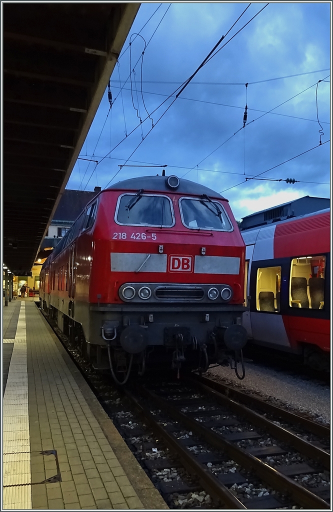 Die 218 426-5 und eine Schwesterlok haben eine EC aus München nach Lindau gebracht und warten nun auf den Gegenzug um nach München zurück zu fahren. 
Lindau, den 17. Sept. 2015