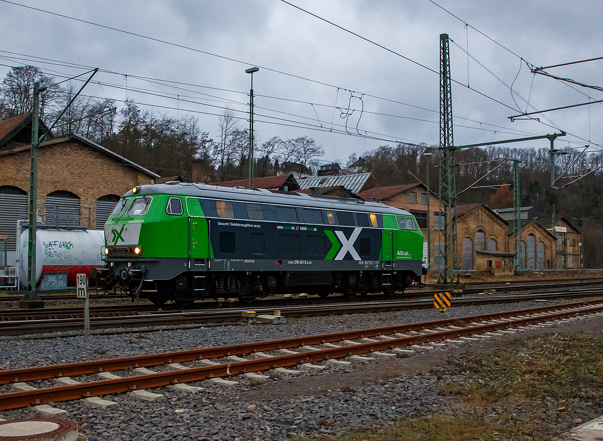 Die 218 461-2 (92 80 1218 461-2 D-AIX) der der AIXrail GmbH (Aachen) fährt am 03.12.2021, als Lz (Lokzug) bzw. auf Tfzf (Triebfahrzeugfahrt), durch Betzdorf/Sieg in Richtung Siegen.

Die V 164 wurde 1978 bei Henschel in Kassel unter der Fabriknummer 32055 gebaut und als 218 461-2 an die DB geliefert. Bis 2020 fuhr sie als 92 80 1218 461-2 D-DB für die DB Fahrwegdienste GmbH und wurde dann an die AIXrail GmbH verkauft.

Die Baureihe 218 ist das zuletzt entwickelte Mitglied der V 160-Lokfamilie. Viele Gemeinsamkeiten der Baureihen V 160 bis V 169 (spätere 215 bis 219) wurden in ihr zusammengefasst. Bei der Baureihe 218 wurde von der Baureihe 217 die elektrische Zugheizung übernommen, von den Prototypen der Baureihe 215 übernahm man den 1840-kW-Motor (2500 PS), wobei ein Hilfsdieselmotor zum Betrieb des Heizgenerators überflüssig wurde.
Im Jahr 1966 bestellte die Deutsche Bundesbahn zunächst zwölf Vorserien-Lokomotiven der Baureihe V164. Die ersten Lokomotiven wurden ab 1968 von der Firma Krupp ausgeliefert. Von der Deutschen Bundesbahn wurden sie aber als Baureihe 218 in Dienst gestellt. Die Serienbeschaffung (unter Beteiligung von Henschel, Krauss-Maffei und MaK in Kiel) erfolgte von 1971 bis 1979 mit 398 weiteren Maschinen. Hinzu kam 1975 nach einem Unfall die 215 112, die nach ihrer Instandsetzung zur 218 399 wurde. Die Auslieferung erfolgte in vier Bauserien (218 101-170, 171-298, 299-398, 400-499), bei denen es geringe Veränderungen gab.
Die 140 km/h schnellen und 2500 bis 2800 PS starken ''BB-Loks wurden im Reise - und Güterzugdienst eingesetzt. Die elektrische Zugheizung und die Wendezug- und Doppeltraktionssteuerung machen die Baureihe 218 zu einer universal verwendbaren Lok. Die Baureihe 218 bewährte sich im Betriebsdienst und galt noch bis ins Jahr 2000 als die wichtigste Streckendiesellok der Deutschen Bahn AG. Leider wurden immer mehr Leistungen im Personennahverkehr durch Triebwagen ersetzt. Dadurch und durch Betreiberwechsel waren immer mehr Lokomotiven der Baureihe 218 bei der Deutschen Bahn AG überflüssig geworden. Im Juli 2009 waren noch etwa 200 Exemplare im Einsatz. Eine Nachfolgerin für die Baureihe 218 ist noch nicht in Sicht.

Technische Daten:
Achsformel:  B'B'
Spurweite:  1.435 mm
Länge: 16.400 mm
Gewicht:  80 Tonnen
Radsatzfahrmasse:  20,0 Tonnen
Höchstgeschwindigkeit:  140 km/h
Motor: Wassergekühlter V 12 Zylinder Viertakt MTU - Dieselmotor vom Typ 12 V 956 TB 11 (abgasoptimiert ) mit Direkteinspritzung und Abgasturboaufladung mit Ladeluftkühlung
Motorleistung: 2.800 PS (2.060 kW) bei 1500 U/min
Getriebe: MTU-Getriebe K 252 SUBB (mit 2 hydraulische Drehmomentwandler)
Leistungsübertragung: hydraulisch
Tankinhalt:  3.150 l