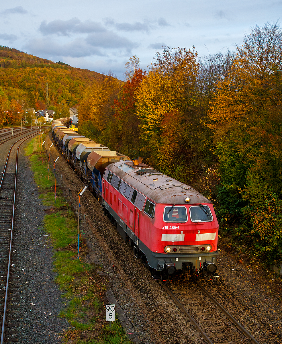 
Die 218 485-1 (92 80 1218 485-1 D-AIX) der AIXrail GmbH mit einem Schotterzug (zweiachsige Schttgutwagen der Gattung Fccpps) am 27.10.2020 in Herdorf.

Die V 164 wurde 1978 von der Krauss-Maffei AG in Mnchen-Allach unter der Fabriknummer 19800 gebaut und an die DB geliefert, 2018 wurde sie bei der DB ausgemustert und an die AIXrail GmbH in Aachen verkauft.

Die Lok hat die Zulassungen fr D, A, CH, F, DK und SC.