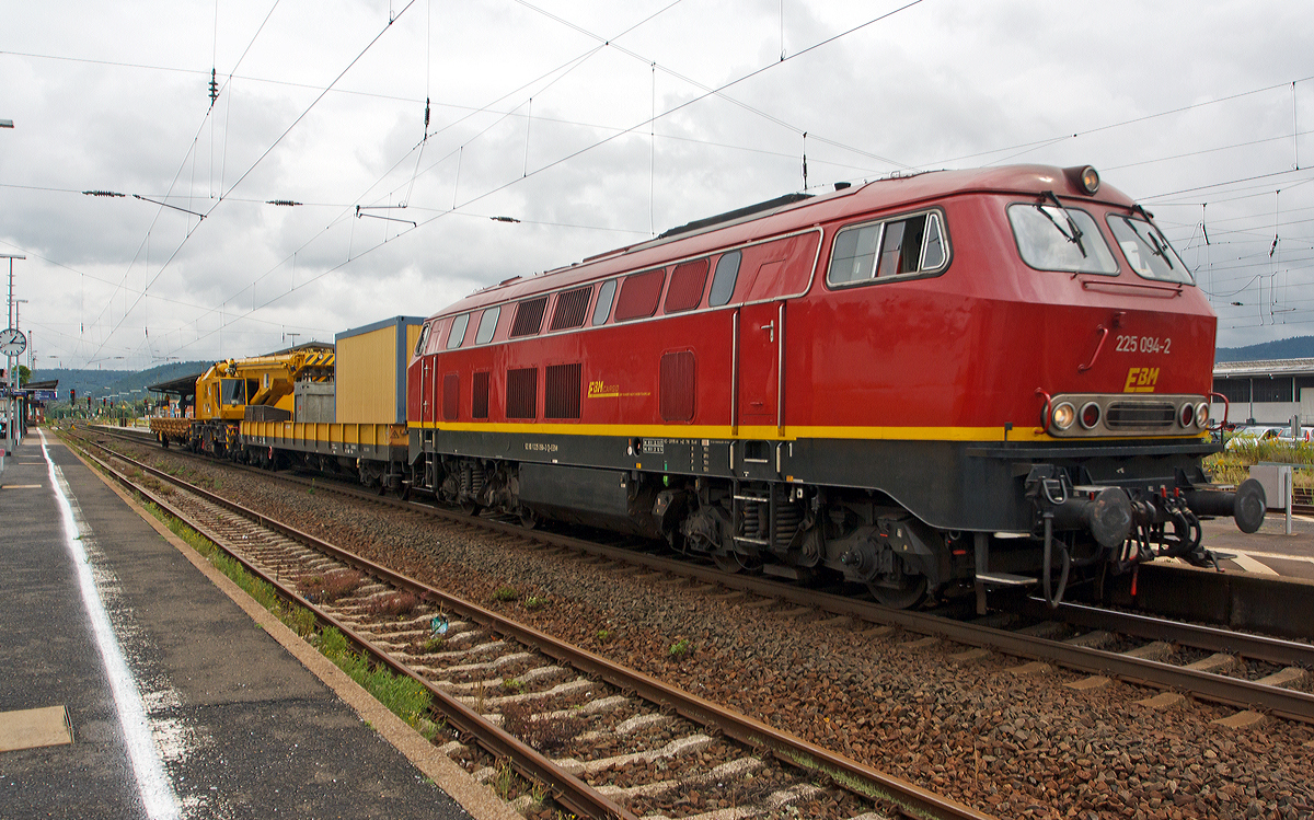 
Die 225 094-2 der EBM Cargo (Gummersbach) ex DB 225 094-2, ex DB 215 094-4, fährt am 18.08.2014 mit einem Kranzug der Hering Bau aus Burbach (125t - KIROW Gleisbauschienenkran KRC 810 T und zwei Schutzwagen), durch den Bahnhof Gelnhausen in Richtung Fulda.   

Technische Beschreibung der Lok unter 
http://hellertal.startbilder.de/bild/deutschland~dieselloks~br-225-v-163-umbau/281597/die-225-094-2-der-ebm-cargo.html 
und zum Kran unter 
http://hellertal.startbilder.de/bild/Deutschland~Bahndienstfahrzeuge~Gleiskrane/330843/mit-hilfe-von-dem-125t--.htmll