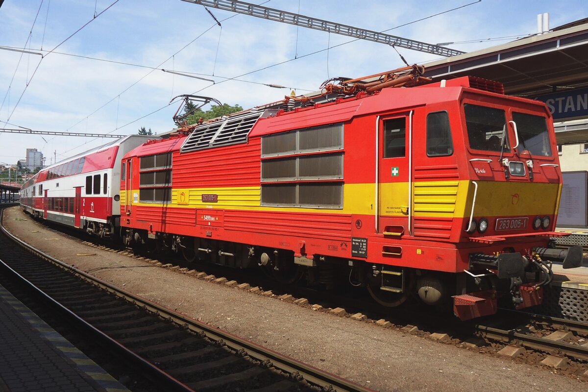 Die 263 005 steht -wieder in Originalfarben- am 31 Mai 2015 in Bratislava hl.st.