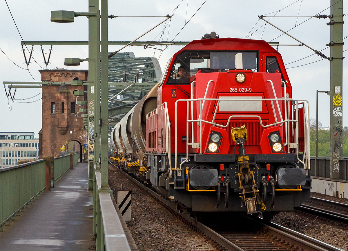 
Die 265 029-9 (92 80 1265 029-9 D-DB), eine Voith Gravita 15L BB der DB Cargo Deutschland AG, fhrt mit einem Staubgutwagen-Zug (Silowagen der Gatttung Uacs) ber die Klner Sdbrcke in Richtung Gremberg (Kln-Poll den 13.04.2017).

Die Lok wurde 2014 von Voith in Kiel unter der Fabriknummer L04-18030 gebaut und an die DB Schenker geliefert.

Die Loks vom Typ Gravita 15L BB (BR 265) haben einen Leistung von 1.800 kW und habe somit 800 kW mehr Leistung als eine Gravita 10 BB (BR 261). Zudem sind sie ber 1m lnger als die kleine Schwester. 