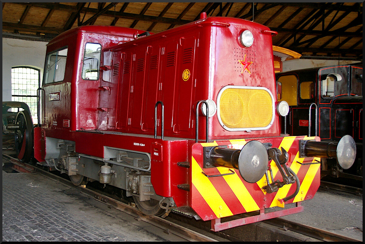 Die ČSD T 211.2009 in roter Farbgebung trägt noch ihren roten Stern der tschechoslowakischen Staatsbahn. Die Kleinlok gehört zur Serie der remotorisierten T 211. Die bestens gepflegte Lok stand im Lokschuppen des Eisenbahnmuseum Jaroměř.

Jaroměř, 21.05.2022

