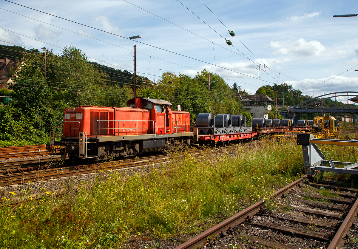 Die 294 718-2 (98 80 3294 718-2 D-DB), eine remotorisierte V 90 der DB Cargo AG fährt am 24.08.2021 mit einem Warmband-Coilzug vom Rbf Kreuztal nach Ferndorf.

Die Lok wurde 1971 bei MaK in Kiel unter der Fabriknummer 1000526 gebaut und als 290 218-3 an die DB geliefert. Die Ausrüstung mit Funkfernsteuerung (Typ Krauss-Maffei) und Umzeichnung in 294 218-3 erfolgte 1996. Im Jahr 2002 erfolgte durch die DB Fahrzeuginstandhaltung GmbH, in Cottbus eine Remotorisierung durch einen neuen MTU 90° V-8-Zylinder-Dieselmotor mit Common-Rail-Einspritzsystem, Abgas-Turbolader und Ladeluftkühlung, vom Typ 8V 4000 R41. Der Motor ist auf eine Leistung von 1.000 kW (1.341 PS) bei 1.800 U/min gedrosselt. Auch wurden eine neue Lüfteranlage und ein neuer Luftpresser eingebaut, zudem bekam die Lok ein Umlaufgeländer. Durch die Remotorisierung und den Umbau erfolgte auch die Umzeichnung in die heutige 294 718-2.
