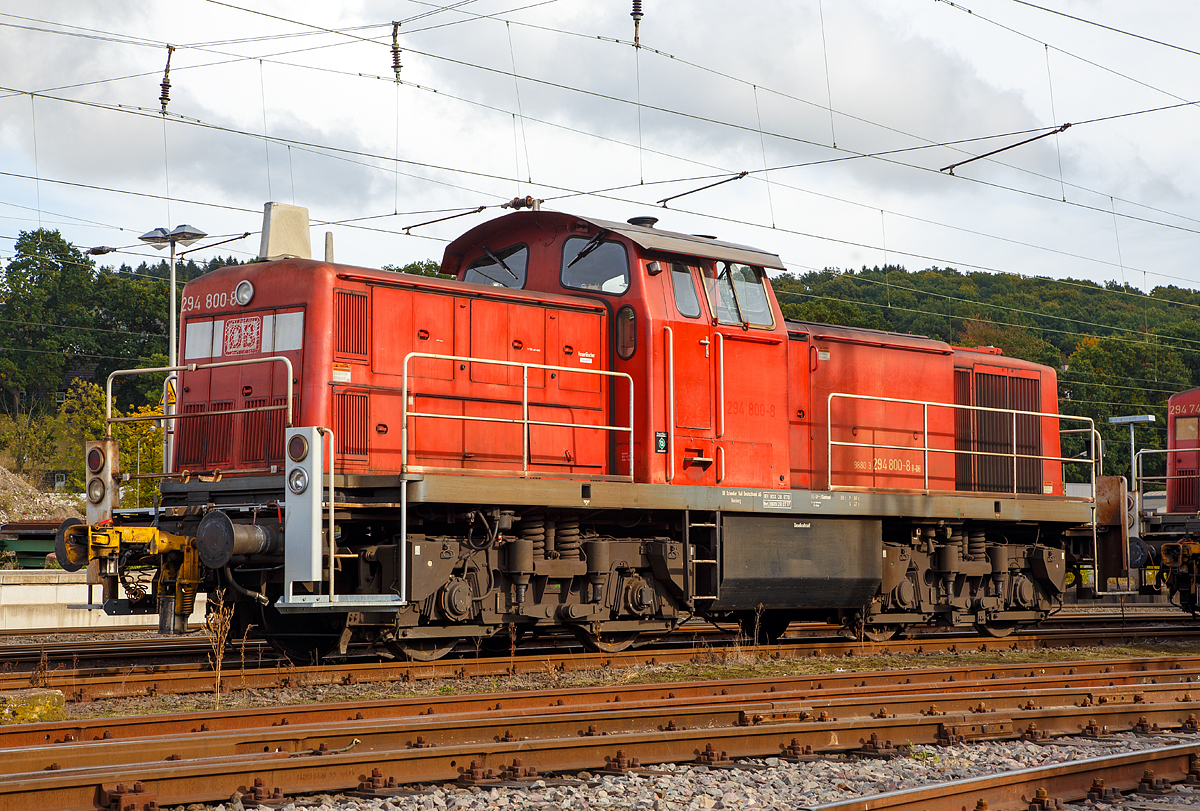 
Die 294 800-8 (98 80 3294 800-8 D-DB) eine remotorisierte V90 der DB Cargo AG, ex DB 294 300-9, ex DB 290 300-3, abgestellt am 15.10.2016 in Kreuztal.

Die Lok wurde 1971 bei Jung, Jungenthal bei Kirchen a.d. Sieg unter der Fabriknummer 14146 als 290 300-3 fr die DB gebaut, 1997 erfolgte der Umbau auf Funkfernsteuerung und Umzeichnung in 294 300-9. 

Die Remotorisierung mit einem MTU-Motor 8V 4000 R41, Einbau  einer neuen Lfteranlage, einem neuen Luftpresser und Ausrstung mit dem Umlaufgelnder erfolgten 2002 bei der DB Fahrzeuginstandhaltung GmbH im Werk Cottbus. Daraufhin erfolgte die Umzeichnung in 294 800-8.

Technische Daten:
Achsanordnung: B'B'
Spurweite: 1.435 mm
Lnge ber Puffer: 14.320 mm
Breite: 3.100 mm
Drehzapfenabstand: 7.000 mm
Gesamtachsstand: 9.500 mm
Hchstgeschwindigkeit: 80 km/h Streckengang / 40 km/h Rangiergang 
kleinste Dauergeschwindigkeit: 9 km/h Streckengang / 3 km/h Rangiergang

Motorhauptdaten (Quelle: MTU):
Motorbauart: MTU 8-Zylinder-Diesel-V-Motor 90 mit Common-
Rail-Einspritzsystem, Abgas-Turbolader und Ladeluftkhlung
Motortyp:   8V 4000 R41 
Nennleistung:  1000 kW / 1341 PS (gedrosselt)
Drehzahl max.:  1800  1/min   
Bohrung/Hub: 165/190 mm
Hubraum: 32,5l
Kraftstoffverbrauch bei Nennleistung: 249,4 l/h
Abgas-Emission :   UIC Kodex 624V, Stufe II
Lnge: 1.915 mm
Breite: 1.380 mm
Hhe: 1.800 mm
Gewicht (trocken): 4.700 kg

Getriebe und Leistungsbertragung:
Das hydraulische Getriebe von Voith hat zwei Wandlergnge. Ein mechanisches Nachschaltgetriebe ermglicht die Wahl zwischen einem Schnell- und einem Langsamgang sowie den Wechsel der Fahrtrichtung. Um feinfhlige Langsamfahrten zu ermglichen, hat das Getriebe eine stufenlos regelbare Wandlerteilfllung.
Die Leistungsbertragung auf die Achsgetriebe erfolgt dann ber Gelenkwellen.