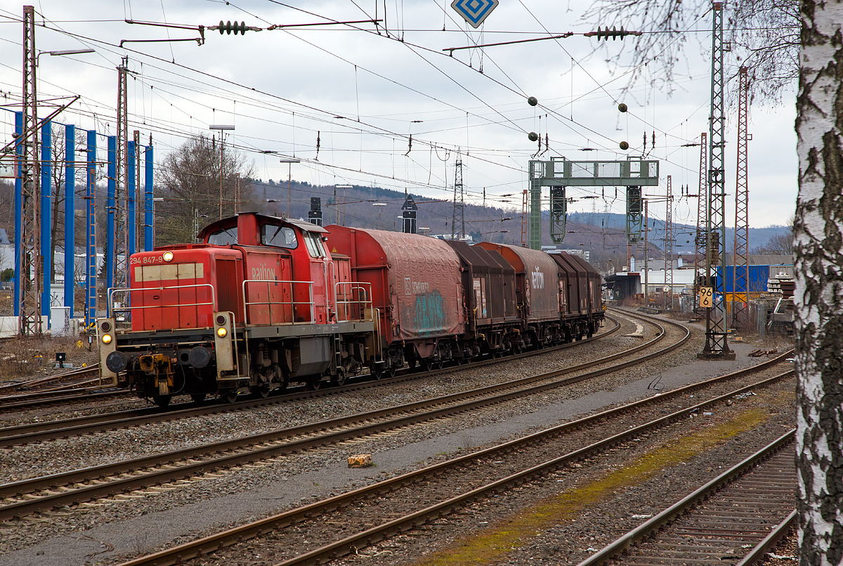 
Die 294 847-9 (eine V90 remotorisiert), ex DB 290 347-4, der DB Cargo Deutschland AG, kommt am 17.03.2017 mit einem Coilgüterzug in Kreuztal an.

Die V90 wurde 1973 bei MaK in Kiel unter der Fabriknummer 1000622  gebaut und als 290 347-4 an die DB geliefert.1997 erfolgte der Umbau mit Funkfernsteuerung und die Umzeichnung in 294 347-0.

Die Remotorisierung mit einem MTU-Motor 8V 4000 R41, Einbau  einer neuen Lüfteranlage, neuer Luftpresser und Ausrüstung mit dem Umlaufgeländer erfolgten 2005 bei der DB Fahrzeuginstandhaltung GmbH im Werk Cottbus. Daraufhin erfolgte die Umzeichnung in 294 847-9. 
Die kompl. NVR-Nummer 98 80 3 294 847-9 D-DB bekam sie dann 2007
