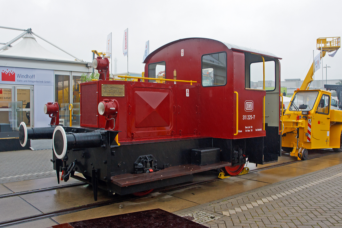 
Die 311 225-7 der Bielefelder Eisenbahnfreunde e.V. (eine Leihgabe vom DB Museum), ex DB 311 225-7, ex DB Kö 0225 bzw. DRG Kö 0225, ausgestellt auf der Messe InnoTrans 2014, auf dem Stand der Windhoff Bahn- und Anlagentechnik GmbH anlässlich des 125-jährigen Bestehens von Windhoff, wovon die Kö I im Januar 1936 unter der Fabriknummer 308 gebaut und an die DRG - Deutsche Reichsbahn-Gesellschaft ausgeliefert wurde.
Die Ausmusterung  der kleinen Lok bei der Deutschen Bundesbahn erfolgte 1979 im BW Bielefeld.

Kleinlokomotiven der Leistungsgruppe I wurden als Kleinlokomotiven geringer Masse und geringer Antriebsleistung (bis 40 PS) für leichte Rangieraufgaben entwickelt. Sie wurden nach der Erprobung einiger Versuchslokomotiven ab 1930 bei der Deutschen Reichsbahn in Dienst gestellt. 
Der erste Typ der Einheitskleinlokomotive wurde 1935 zur verstärkten Einheitsbauart 1935 weiterentwickelt. Diese erhielt einen deutlich verstärkten Rahmen, es wurden stärke Motoren eingebaut. Durch die größere Masse durften diese Lokomotiven auch die Bahnhöfe verlassen. Bei der verstärkten Einheitsbauart verstärkte man diverse Baugruppen zusätzlich.

Technische Daten:
Spurweite: 1.435 mm
Achsfolge:  B
Länge über Puffer:  5.475 mm
Breite: 2.960 mm
Höhe: 3.005 mm
Motor: Deutz F4L514 (luftgekühlter 4-Zylinder Dieselmotor)
Leistung:  37 kW (50 PS)
Dienstgewicht:  10 t
Höchstgeschwindigkeit:  ca. 21 km/h
Getriebe: mechanisches 3-Gang-Getriebe
Leistungsübertragung: vom Getriebe über Rollenkette auf die Achsen (dieselmechanisch)
Gattung:  Lg I/35