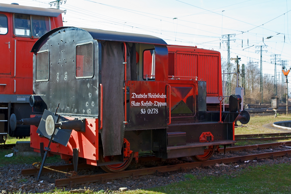 
Die 311 229-9, ex DB Kö 0229, ex DRG Kö 0229 (die Beschriftung der Lok ist nicht richtig), am 09.03.2014 im DB Museum Koblenz-Lützel.

Die Kö wurde 1936 bei Rheiner Maschinenfabrik Windhoff AG unter der Fabriknummer 312 gebaut und als Kö 0229 an die DRG - Deutsche Reichsbahn-Gesellschaft geliefert. Im Jahr 1968 erfolgte die Umzeichnung in DB 311 229-9, sie wurde 1978 in Göttingen ausgemustert, ging aber dann ans AW Krefeld-Oppum wo sie noch bis in die 90er-Jahre als Gerät im internen Verschub Dienste leistete.

Technische Daten:
Spurweite: 1435 mm
Achsfolge:  B
Treibraddurchmesser (neu):  850 mm
Höchstgeschwindigkeit:  23 km/h
Länge über Puffer:  5.475 mm
Leistung:  29 kW (40 PS)
Dienstgewicht:  10,2 t
Antrieb:  dieselmechanisch
Kraftübertragung: Getriebe, Rollenkette
Gattung:  Lg I/35

Kleinlokomotiven der Leistungsgruppe I wurden als Kleinlokomotiven geringer Masse und geringer Antriebsleistung (bis 40 PS) für leichte Rangieraufgaben entwickelt.
Sie wurden nach der Erprobung einiger Versuchslokomotiven ab 1930 bei der Deutschen Reichsbahn in Dienst gestellt. Als Energiequelle verfügten die Lokomotiven über Diesel- (Kö) oder Benzolmotoren (Kb).
Der erste Typ der Einheitskleinlokomotive wurde 1935 zur verstärkten Einheitsbauart 1935 weiterentwickelt. Diese erhielt einen deutlich verstärkten Rahmen, es wurden stärke Motoren eingebaut. Durch die größere Masse durften diese Lokomotiven auch die Bahnhöfe verlassen. Bei der verstärkten Einheitsbauart verstärkte man diverse Baugruppen zusätzlich.