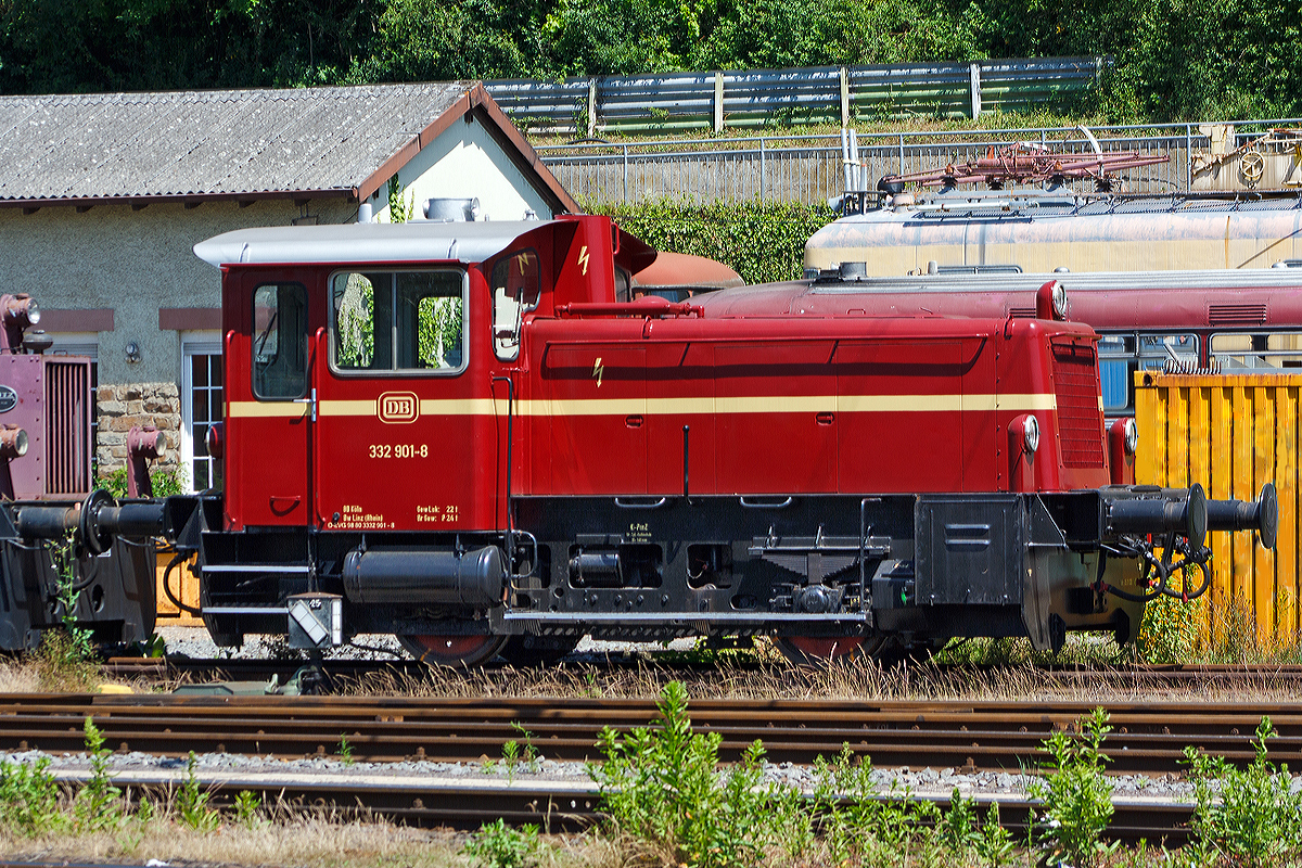 
Die 332 901-8 der RE (Rheinische Eisenbahn GmbH) eine Tochtergesellschaft der Eifelbahn Verkehrsgesellschaft mbH (EVG), ex RAR V 240.01  Kamila , ex DB 332 901-8, ex DB Köf 11 063, abgestellt am 06.06.2014 in Linz am Rhein.

Die Köf 11 063 wurde 1964 von Lokomotiv- und Maschinenfabrik Gmeinder & Co. in Mosbach unter der Fabriknummer  5304 gebaut und als Köf 11 063 an die Deutsche Bundesbahn geliefert, zum 01.01.1968 erfolgte die Umzeichnung in DB 332 901-8. Die Ausmusterung bei der DB erfolgte 1999, im Jahre 2003 ging sie dann an die RAR (Rent-a-Rail Eisenbahn-Service AG) in Ellwangen dort wurde sie als V 240.01  Kamila  bezeichnet.
2005 kam sie dann zur RE (Rheinische Eisenbahn GmbH) in Linz, diese ist eine Tochtergesellschaft der Eifelbahn Verkehrsgesellschaft mbH (EVG), dort wird sie nun wieder als 332 901-8 bezeichnet.
Die Lok hat seit 2007 die NVR-Nummer 98 80 3332 901-8 D-EVG.

Technische Daten:
Achsformel : B 
Spurweite: 1435 mm
Länge über Puffer: 7.830 mm
Achsabstand: 2.800 mm
Dienstmasse (2/3 Vorräte): 22 t 
Dieselkraftstoff: 300 l
Motor: 8-Zylinder-MWM-Dieselmotor RHS 518 A
Leistung:  177 kW (240 PS)
Höchstgeschwindigkeit: 45 km/h 
Anfahrzugkraft: 83,4 kN