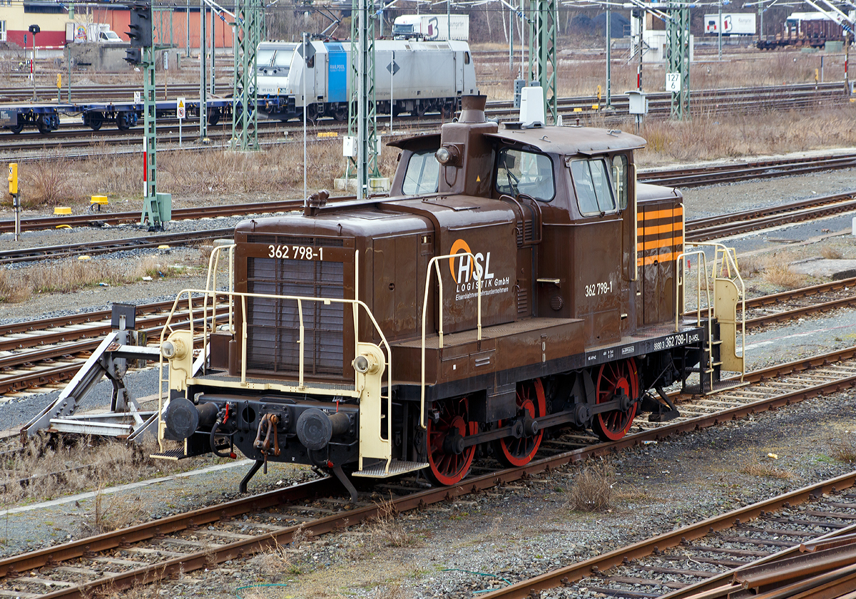 
Die 362 798-1 (98 80 3362 798-1 D-HSL) der HSL-LOGISTIK GmbH (Hamburg) ist am 27.03.2016 beim Hbf Hof (Oberfranken) abgestellt.
Die V 60 der leichten Ausfhrung wurde 1960 von Henschel in Kassel unter der Fabriknummer 30087 gebaut und an die Deutsche Bundesbahn als DB V 60 789 geliefert, zum 01.01.1968 erfolgte dann die Umzeichnung in DB 260 798-4. Ihre weiteren Nummerierungen waren dann DB 360 798-3 und 1996 nach dem Umbau auf Funksteuerung in DB 364 798-9.

Im Jahr 2001 erfolgte bei der DB Fahrzeuginstandhaltung GmbH im Werk Cottbus ein Umbau und Remotorisierung, so wurde sie nun zur DB 362 798-1 bis sie 2011 ausgemustert und an die Railsystems RP GmbH verkauft wurde. Bis sie 2014 zur HSL Logistik GmbH ging.