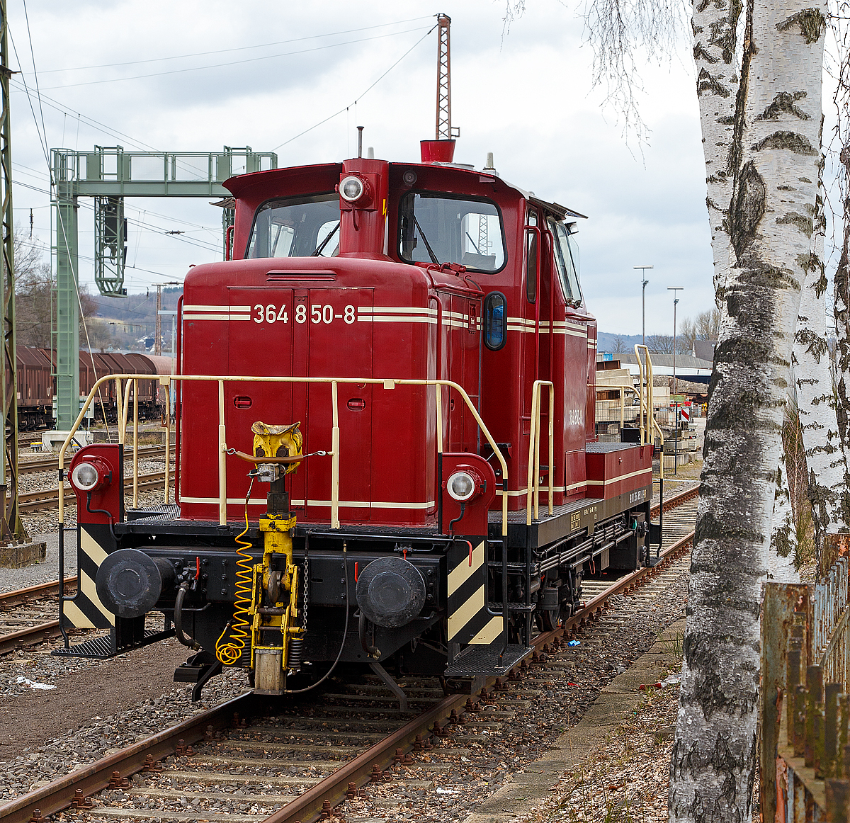 
Die 364 850-8 (98 80 3364 850-8 D-VEB) der  VEB - Vulkan-Eifel-Bahn Betriebsgesellschaft mbH in Gerolstein, ex DB V 60 850, ex DB 260 850-3, ex DB 360 850-3, ex SWA 364 850-8 (Stadtwerke Andernach Hafenbahn), abgestellt am 17.03.2017 in Kreuztal.

Die „leichte“ V 60 (leichte Bauart) wurde 1960 von Krauss-Maffei unter der Fabriknummer 18612 als V 60 850 für die DB gebaut, die erste Umbezeichnung erfolgte 1968 in DB 260 850-3 und 1987 in DB 360 850-2. Ein Umbau mit der Ausrüstung mit Funkfernsteuerung und Umzeichnung in DB 364 850-8 erfolgte 1991. Die z-Stellung und Ausmusterung bei der DB erfolgte 2007 im AW Cottbus. Im Jahr 2009 ging sie an die Stadtwerke Andernach (Hafenbahn) und im Juni 2016 kam sie zur VEB - Vulkan-Eifel-Bahn Betriebsgesellschaft mbH in Gerolstein.

Die V 60 ist eine Starrrahmenlok, Achsanordnung C, mit seitenverschieblicher Mittelachse, wobei die Achsen mittels Kuppelstangen von einer Blindwelle angetrieben werden.

Die Lok hat einen gedrosselten Maybach 4-Takt-12-Zylinder-Dieselmotors mit 48 Liter Hubraum vom Typ GTO 6 A mit einer Leistung von 478 kW (650 PS) bei 1.400 U/min (ungedrosselt 588 kW bzw. 800 PS). 

Die Leistung des Dieselmotors wird über eine Schwingmetallkupplung und eine Gelenkwelle auf das hydrodynamische Voith-Getriebe L27zuB übertragen. Das Voith-Getriebe ist mit einem mechanischen Stufen- und Wendegetriebe zu einem Block zusammengeflanscht. Die Kraftübertragung erfolgt über eine zwischen dem 2. und 3. Radsatz liegenden Blindwelle, Blindwellenkurbeln an den beiden Blindwellenenden und Kuppelstangen auf die Räder der Lok.

TECHNISCHE DATEN:
Spurweite: 1.435 mm (Normalspur)
Achsanordnung:  C
Länge über Puffer: 10.450 mm
Höhe: 4.540 mm
Breite: 3.100 mm
Gesamtradstand: 4.400 mm
Höchstgeschwindigkeit: 60 km/h (Streckengang) / 30 km/h (Rangiergang)
Schleppgeschwindigkeit: 75 km/h bei aufgesetzten Stangen / 35 km/h abgenommenen Stangen
Motor: Maybach 4-Takt-12-Zylinder-Dieselmotors mit 48 Liter Hubraum vom Typ GTO 6 A (ungedrosselt 588 kW (800 PS)).
Nennleistung (gedrosselt): 478 kW (650 PS) 
Drehzahl: 1.400 U/min
Getriebe: Voith-Getriebe L27zuB
Anfahrzugkraft: 159 kN (Rangiergang) / 121 kN (Streckengang)
Gewicht:   48,3 t
Radsatzlast max:   16 t
Kraftübertragung:  hydraulisch
Kleinster bef. Halbmesser: R 100 m
Antriebsart:  Blindwelle-Stangen
Kraftstoffvorrat: 1.350 Liter (bei 90% Füllung)
Sandvorrat: ca. 300 kg
Verbrauch Dieselkraftstoff: ca. 120 l/h bei Vollast
Verbrauch Motoröl: ca. 1-2% des Verbrauchs an Dieselkraftstoff