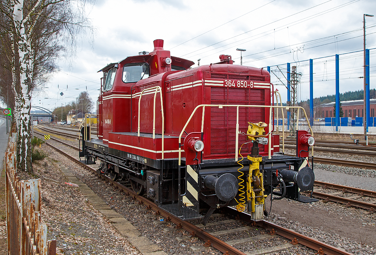 
Die 364 850-8 (98 80 3364 850-8 D-VEB) der  VEB - Vulkan-Eifel-Bahn Betriebsgesellschaft mbH in Gerolstein, ex DB V 60 850, ex DB 260 850-3, ex DB 360 850-3, ex SWA 364 850-8 (Stadtwerke Andernach Hafenbahn), abgestellt am 17.03.2017 in Kreuztal.

Die „leichte“ V 60 (leichte Bauart) wurde 1960 von Krauss-Maffei unter der Fabriknummer 18612 als V 60 850 für die DB gebaut, die erste Umbezeichnung erfolgte 1968 in DB 260 850-3 und 1987 in DB 360 850-2. Ein Umbau mit der Ausrüstung mit Funkfernsteuerung und Umzeichnung in DB 364 850-8 erfolgte 1991. Die z-Stellung und Ausmusterung bei der DB erfolgte 2007 im AW Cottbus. Im Jahr 2009 ging sie an die Stadtwerke Andernach (Hafenbahn) und im Juni 2016 kam sie zur VEB - Vulkan-Eifel-Bahn Betriebsgesellschaft mbH in Gerolstein.

Die V 60 ist eine Starrrahmenlok, Achsanordnung C, mit seitenverschieblicher Mittelachse, wobei die Achsen mittels Kuppelstangen von einer Blindwelle angetrieben werden.

Die Lok hat einen gedrosselten Maybach 4-Takt-12-Zylinder-Dieselmotors mit 48 Liter Hubraum vom Typ GTO 6 A mit einer Leistung von 478 kW (650 PS) bei 1.400 U/min (ungedrosselt 588 kW bzw. 800 PS). 

Die Leistung des Dieselmotors wird über eine Schwingmetallkupplung und eine Gelenkwelle auf das hydrodynamische Voith-Getriebe L27zuB übertragen. Das Voith-Getriebe ist mit einem mechanischen Stufen- und Wendegetriebe zu einem Block zusammengeflanscht. Die Kraftübertragung erfolgt über eine zwischen dem 2. und 3. Radsatz liegenden Blindwelle, Blindwellenkurbeln an den beiden Blindwellenenden und Kuppelstangen auf die Räder der Lok.

TECHNISCHE DATEN:
Spurweite: 1.435 mm (Normalspur)
Achsanordnung:  C
Länge über Puffer: 10.450 mm
Höhe: 4.540 mm
Breite: 3.100 mm
Gesamtradstand: 4.400 mm
Höchstgeschwindigkeit: 60 km/h (Streckengang) / 30 km/h (Rangiergang)
Schleppgeschwindigkeit: 75 km/h bei aufgesetzten Stangen / 35 km/h abgenommenen Stangen
Motor: Maybach 4-Takt-12-Zylinder-Dieselmotors mit 48 Liter Hubraum vom Typ GTO 6 A (ungedrosselt 588 kW (800 PS)).
Nennleistung (gedrosselt): 478 kW (650 PS) 
Drehzahl: 1.400 U/min
Getriebe: Voith-Getriebe L27zuB
Anfahrzugkraft: 159 kN (Rangiergang) / 121 kN (Streckengang)
Gewicht:   48,3 t
Radsatzlast max:   16 t
Kraftübertragung:  hydraulisch
Kleinster bef. Halbmesser: R 100 m
Antriebsart:  Blindwelle-Stangen
Kraftstoffvorrat: 1.350 Liter (bei 90% Füllung)
Sandvorrat: ca. 300 kg
Verbrauch Dieselkraftstoff: ca. 120 l/h bei Vollast
Verbrauch Motoröl: ca. 1-2% des Verbrauchs an Dieselkraftstoff
