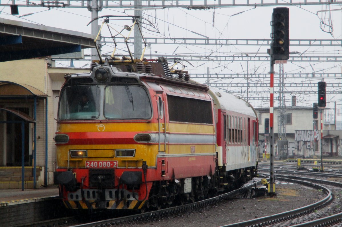 Die 4. Laminatka in Altlack in Bratislava hl.st. am 19 September 2017 war 240 080, hier beim Abrangieren samt RE aus Galanta.