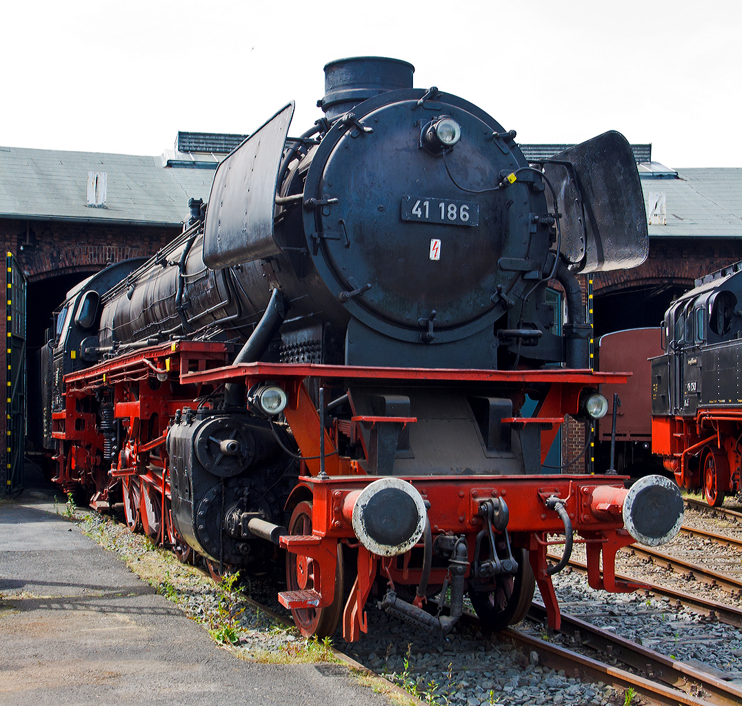 Die 41 186, ex DB 042 186-7, ex DB 41 186, ex DR 41 186, am 07.06.2014 im Eisenbahnmuseum Dieringhausen.  

Die Lok wurde 1938 bei der Maschinenfabrik Esslingen AG unter der Fabriknummer  4357 gebaut und als 41 186 an die DR als geliefert, nach dem Krieg blieb sie im Westen und wurde so später zur DB 41 186. Im Jahr 1959 erhielt sie einen Neubaukessel (Hersteller: Henschel, Fabr.-Nr. 29934) zudem wurde sie bei Henschel auf Ölfeuerung umgebaut.  Nach dem neuen EDV-Nummernplan wurde sie zum 01.01.1968 in DB 042 186-7 ungezeichnet (042 = BR 41 mit Ölfeuerung). Bei der Deutsche Bundesbahn wurde sie dann am 26.10.1977 im Bw Rheine ausgemustert. 

1983 ging sie an die EFO - Eisenbahnfreunde Flügelrad Oberberg e. V. (heute Interessengemeinschaft und Förderverein für das Eisenbahnmuseum Gummersbach-Dieringhausen e. V.).

TECHNISCHE DATEN: 
Spurweite: 1.435 mm (Normalspur) 
Bauart:  1'D1'-h2
Gattung:  G 46.20
Länge über Puffer:  23.905 mm
Radstand mit Tender:  20.175 mm
Dienstgewicht:  101,5 t
Dienstgewicht mit Tender:  175,7 t
Radsatzfahrmasse:  20,2 t
Indizierte Leistung:  1.453 kW / 1.975 PS
Kessel: DB Neubaukessel 
Höchstgeschwindigkeit:  90 km/h vorwärts / 50 rückwärts 
Treibraddurchmesser:  1.600 mm
Laufraddurchmesser vorn:  1.000 mm
Laufraddurchmesser hinten:  1.250 mm
Steuerungsart:  Heusinger
Zylinderanzahl:  2
Zylinderdurchmesser:  520 mm
Kolbenhub:  720 mm
Kesselüberdruck:  16 bar
Tender:  2'2' T 34
Wasservorrat:  34,0 m³
Brennstoffvorrat:  12,0 m³ Öl