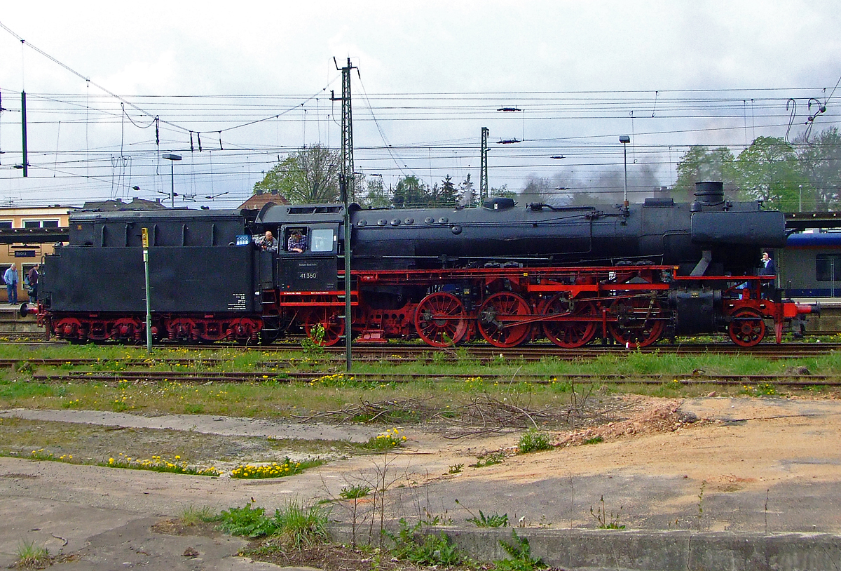 Die 41 360  Lady of Bismarck  (90 80 0046 360-8 D-DTO) der Dampflok-Tradition Oberhausen e.V (ex DB 042 360-8, ex DB 41 360) am 01. Mai 2010 bei den Dampftagen in Bebra.

Die Dampflok 41 360 wurde am 18.Juli 1940 von der Firma Arnold Jung in Jungental bei Kirchen an der Sieg abgeliefert und am 20.Juli 1940 durch die Deutsche Reichsbahn abgenommen und in Dienst gestellt. Die Beschaffungskosten lagen bei 63.444 Reichsmark. Im Jahr 1958 erhielt sie im AW Braunschweig einen Neubaukessel von Henschel in Kassel, die diesen 1957 unter der Fabriknummer 29658 gebaut hatte, zudem wurde sie auf Ölhauptfeuerung umgebaut.  Gekuppelt ist sie mit 2'2' T34 Öl-Tender.

Da die Kessel (aus St 47 K) der Fahrzeuge zunehmend an Materialermüdung litten, begann man in den 1950er Jahren mit einer Neubekesselung. So erhielten 107 Loks der 220 in Westdeutschland verbliebenen Maschinen einen geschweißten hochleistungsfähigen Neubaukessel, wie sie auch bei der Baureihe 03.10 eingebaut wurden. Von den 107 Loks mit Neubaukessel erhielten 40 eine Ölhauptfeuerung, darunter auch 41 360, so wurde sie ab 1968 als 042 360-8 bezeichnet.

Die Baureihe 41 mit Ölfeuerung teilte man den Bahnbetriebswerken Osnabrück Hbf und Kirchweyhe zu. Man setzte sie im Güter-, Eil-, Personen- und Schnellzugdienst hauptsächlich auf der Achse Hamburg–Ruhrgebiet ein. Im Jahr 1968 kamen alle zum Bahnbetriebswerk Rheine und wurden von nun an als Baureihe 042 geführt. 

Sie zogen die schweren Güter- und Erzzüge der Emslandstrecke bis zu deren Elektrifizierung. Damit gehörten sie zu den letzten planmäßig eingesetzten Dampflokomotiven der DB. Die letzte Dampflokomotive der Baureihe 042, die 042 113, wurde im Herbst 1977 im Bahnbetriebswerk Rheine ausgemustert.

TECHNISCHE DATEN: 
Spurweite: 1.435 mm (Normalspur) 
Bauart: 1'D1'-h2
Gattung: G 46.20
Länge über Puffer:  23.905 mm
Radstand mit Tender:  20.175 mm
Dienstgewicht: 101,5 t
Dienstgewicht mit Tender: 175,7 t (Eigengewicht 161 t)
Max Achslast: 20,2 t
Indizierte Leistung: 	1.453 kW / 1.975 PS
Kessel: DB Neubaukessel (Henschel)
Höchstgeschwindigkeit:  90 km/h vorwärts / 50 rückwärts 
Treibraddurchmesser:  1.600 mm
Laufraddurchmesser vorn:  1.000 mm
Laufraddurchmesser hinten:  1.250 mm
Steuerungsart:  Heusinger
Zylinderanzahl:  2
Zylinderdurchmesser:  520 mm
Kolbenhub:  720 mm
Kesselüberdruck:  16 bar
Tender:  2'2' T 34
Wasservorrat:  34 m³
Brennstoffvorrat: 12 m³ Öl
