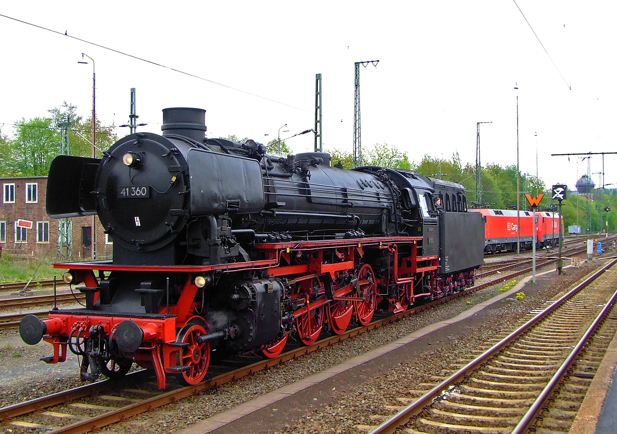 Die 41 360  Lady of Bismarck  (90 80 0046 360-8 D-DTO) der Dampflok-Tradition Oberhausen e.V (ex DB 042 360-8, ex DB 41 360) am 01. Mai 2010 bei den Dampftagen in Bebra.

Die Dampflok 41 360 wurde am 18.Juli 1940 von der Firma Arnold Jung in Jungental bei Kirchen an der Sieg abgeliefert und am 20.Juli 1940 durch die Deutsche Reichsbahn abgenommen und in Dienst gestellt. Die Beschaffungskosten lagen bei 63.444 Reichsmark. Im Jahr 1958 erhielt sie im AW Braunschweig einen Neubaukessel von Henschel in Kassel, die diesen 1957 unter der Fabriknummer 29658 gebaut hatte, zudem wurde sie auf Ölhauptfeuerung umgebaut.  Gekuppelt ist sie mit 2'2' T34 Öl-Tender.

Da die Kessel (aus St 47 K) der Fahrzeuge zunehmend an Materialermüdung litten, begann man in den 1950er Jahren mit einer Neubekesselung. So erhielten 107 Loks der 220 in Westdeutschland verbliebenen Maschinen einen geschweißten hochleistungsfähigen Neubaukessel, wie sie auch bei der Baureihe 03.10 eingebaut wurden. Von den 107 Loks mit Neubaukessel erhielten 40 eine Ölhauptfeuerung, darunter auch 41 360, so wurde sie ab 1968 als 042 360-8 bezeichnet.

Die Baureihe 41 mit Ölfeuerung teilte man den Bahnbetriebswerken Osnabrück Hbf und Kirchweyhe zu. Man setzte sie im Güter-, Eil-, Personen- und Schnellzugdienst hauptsächlich auf der Achse Hamburg–Ruhrgebiet ein. Im Jahr 1968 kamen alle zum Bahnbetriebswerk Rheine und wurden von nun an als Baureihe 042 geführt. 

Sie zogen die schweren Güter- und Erzzüge der Emslandstrecke bis zu deren Elektrifizierung. Damit gehörten sie zu den letzten planmäßig eingesetzten Dampflokomotiven der DB. Die letzte Dampflokomotive der Baureihe 042, die 042 113, wurde im Herbst 1977 im Bahnbetriebswerk Rheine ausgemustert.

TECHNISCHE DATEN: 
Spurweite: 1.435 mm (Normalspur) 
Bauart: 1'D1'-h2
Gattung: G 46.20
Länge über Puffer:  23.905 mm
Radstand mit Tender:  20.175 mm
Dienstgewicht: 101,5 t
Dienstgewicht mit Tender: 175,7 t (Eigengewicht 161 t)
Max Achslast: 20,2 t
Indizierte Leistung: 	1.453 kW / 1.975 PS
Kessel: DB Neubaukessel (Henschel)
Höchstgeschwindigkeit:  90 km/h vorwärts / 50 rückwärts 
Treibraddurchmesser:  1.600 mm
Laufraddurchmesser vorn:  1.000 mm
Laufraddurchmesser hinten:  1.250 mm
Steuerungsart:  Heusinger
Zylinderanzahl:  2
Zylinderdurchmesser:  520 mm
Kolbenhub:  720 mm
Kesselüberdruck:  16 bar
Tender:  2'2' T 34
Wasservorrat:  34 m³
Brennstoffvorrat: 12 m³ Öl
