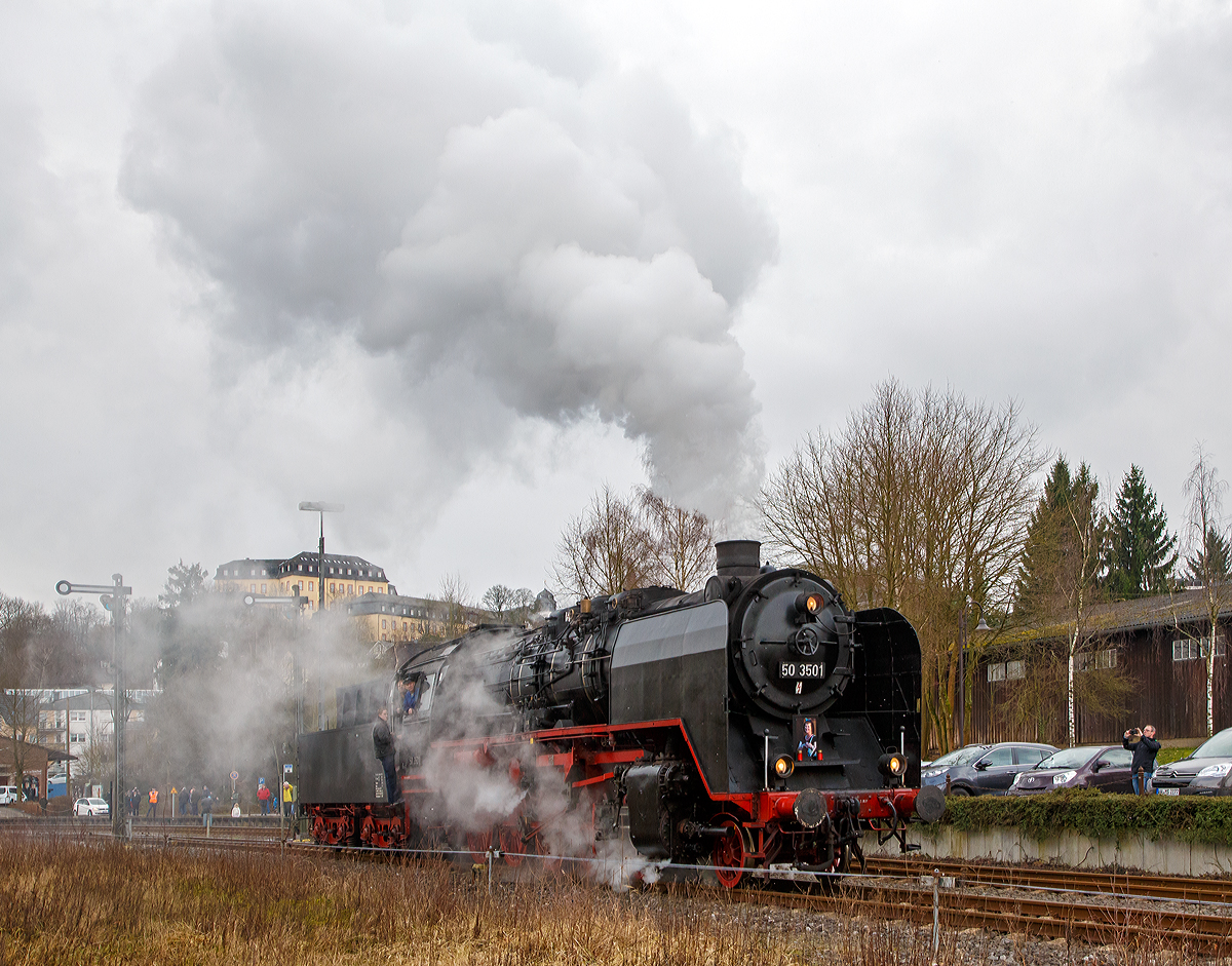 
Die 50 3501-9 des Meininger Dampflokwerkes, ex DR 50 3501-9, ex DR 50 380, am 03.02.2018 mit eine Dampfsonderzug der Eisenbahnfreunde Treysa e.V. in Hachenburg (Westerwald). Hier beim Umsetzen.

Die heutige Werkslok des Meininger Dampflokwerkes wurde im Jahre 1940 von den Borsig Lokomotivwerken in Hennigsdorf bei Berlin unter der Fabriknummer 14970 gebaut und als 50 380 an die DRB geliefert. Nach der Rekonstruktion im Raw Stendal am 12.November 1957 wurde sie beim Bw Güsten beheimatet, wo sie elf Jahre, bis Juli 1968 im Einsatz stand. Seit 1971 ist die Lok mit einem Tender vom Typ  2'2' T26 (von Lok 50 3706) gekuppelt, dieser wurde 1941 von der Lokomotivfabrik Jung (Jungenthal bei Kirchen) unter der Fabriknummer 9288 gebaut, dieser war mit der 50 2883 geliefert worden.