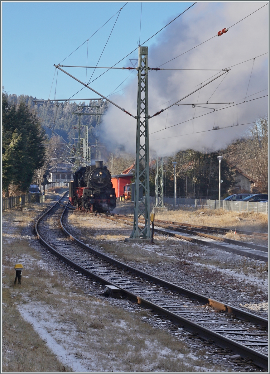 Die 58 311 ist mit ihrem Dampfzug von Seebrugg kommend in Titisee angekommen und rangiert nun, um ihren Zug zu umfahren. 

27. Dez. 2025