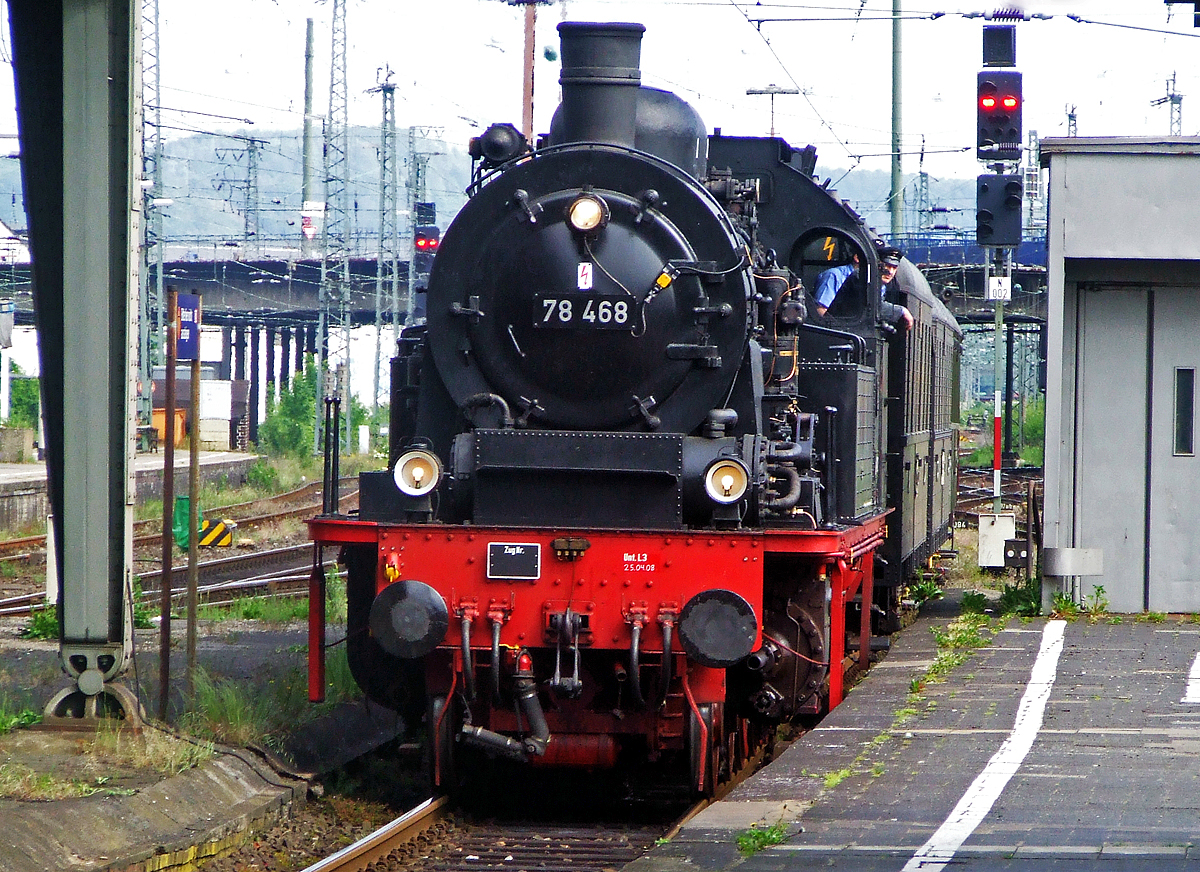 
Die 78 468, ex DB 078 468-6, erreicht am 22.05.2008, mit dem Dampfsonderzug der RuhrtalBahn, den Hbf Hagen.

Die Preußische T 18 wurde 1923 bei Henschel & Sohn GmbH in Kassel unter der Fabriknummer  20166 gebaut und an die DRB geliefert. Im Juli 1969 wurde sie bei der DB ausgemustert. Bis 1998 war sie eine Leihgabe der DB an die FdE Hamburg (Eisenbahnmuseum Hamburg-Willhelmsburg). Im Jahr 1998 wurde sie von der Stadt Oberhausen, für die HEO - Historische Eisenbahn Oberhausen erworben, seit 2008 betreut sie die Eisenbahn-Tradition e.V. (Lengerich), ist aber weiterhin im Eigentum der Stadt Oberhausen. Die Lok hat die NVR-Nummer 90 80 0078 468-0 D-ETL.

Die Geschichte der  Dampflokomotive 78 468 geht auf eine sehr gelungene Konstruktion der Firma Vulcan-Werft AG in Stettin aus dem Jahre 1912 zurück. Gedacht für den Fährverkehr mit leichten Schnellzügen auf der Insel Rügen konnte die Lokgattung T 18 bald ihre Stärken im schweren Berufsverkehr der Ballungsräume ausspielen. Das sehr gute Beschleunigungsvermögen und die hohe, in beiden Fahrtrichtungen gleiche, Höchstgeschwindigkeit machten sie geradezu zur idealen Lokomotive für dieses Betätigungsfeld.

TECHNISCHE DATEN:
Gattung:  Pt 37.17   
Hersteller: Henschel u. Sohn GmbH, Kassel
Fabriknummer:  20166  
Baujahr: 1923
Länge ü. Puffer: 14.800 mm
Dienstgewicht: 105,0 t
Kesselüberdruck: 12 kp/cm²
Treibraddurchmesser:  1.650 mm
Leistung:  1.140 PS
Höchstgeschw.:  100 km/h
Kohlevorrat:  4,5 t
Wasservorrat:  12 m³
Zustand: .betriebsfähig
