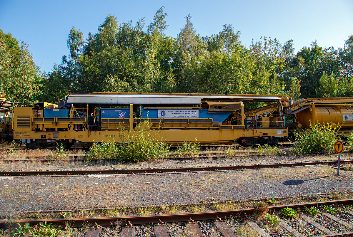 
Die Abwasserkläranlage 99 80 9510 002-5 D-MGWB zur Plasser & Theurer Bettungsreinigungsmaschine RM 95-800 W der MGW Gleis- und Weichenbau-Gesellschaft mbH & Co. KG (Berlin) am 19.09.2020 im Bahnhof Herdorf bei der Zugdurchfahrt.

Die Abwasserkläranlage wurde 2010 von Plasser & Theurer  unter der Fabrik Nr. 5225 gebaut.

TECHNISCHE DATEN:
Eigengewicht: 65.000 kg
Länge über Puffer: 21.240 mm
Drehzapfenabstand: 16.000 mm
Kleister befahrbarer Gleisbogen: R 150 m
Höchstgeschwindigkeit (geschleppt): 100 km/h
