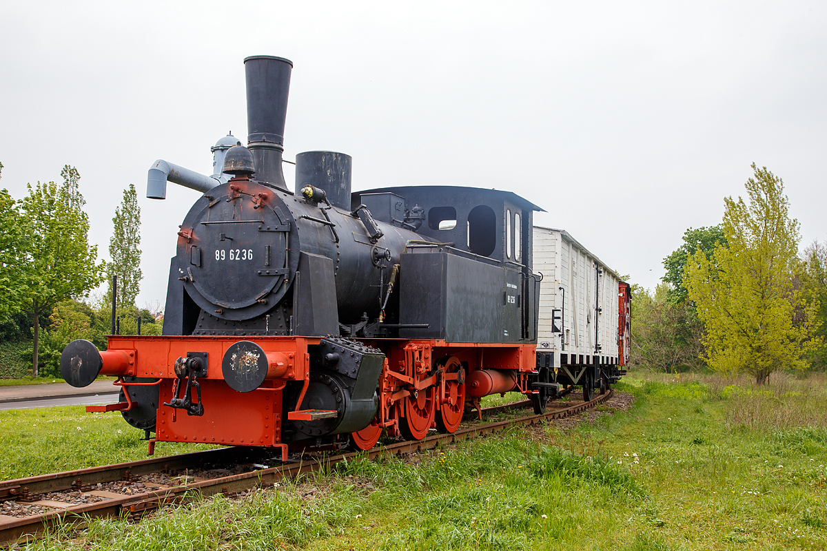 
Die alias 89 6236 eine preuische T 3 der Magdeburger Eisenbahnfreunde, ex Leuna-Werken Werkslok Nr. 23, am 06.05.2017 beim Wissenschaftshafen Magdeburg.

Die Tenderdampflokomotive (hnlicher einer preuischen T 3) wurde 1920 von Henschel & Sohn in Kassel unter der Fabriknummer 17654 fr die Leunawerke gebaut. Die Leunawerke gehrten zur BASF (Badische Anilin- und Sodafabrik),  ab 1925 I.G. Farben AG.

Ihrer normalerweise flligen Verschrottung entging die Leuna 23 nur dadurch, dass Sie durch Jugendbrigaden der Leuna-Werke 1970/1971 als politisches Denkmal aufgearbeitet wurde. In der Zeit von 1971 bis 1994 stand sie zusammen mit 2 Gterwagen als „Panzerzug“ zur Erinnerung an den Arbeiteraufstand von 1921 und war in Halle-Neustadt aufgestellt.

Nach dem Abbau wurde die Lok nach Magdeburg gebracht und konnte im Rahmen einer AB-Manahme zusammen mit der GISE uerlich aufgearbeitet werden. Die DR-Nummer „89 6236“ hat die Lok nie getragen – diese Nummer soll nur an die Lokomotiven erinnern, welche von der DR u.a. an die VEB Binnenhfen „Mittelelbe“ Magdeburg vergeben wurden und dort ihre letzten Einstze als Werkbahnloks hatten. Die Original – 89 6236 war eine ehemalige Lok der Aschersleben-Schneidlingen-Nienhagener Eisenbahn und gelangte ber Einstze bei der Deutschen Reichsbahn zur Hafenbahn in Magdeburg und war hier Werkslok Nr. 2.
