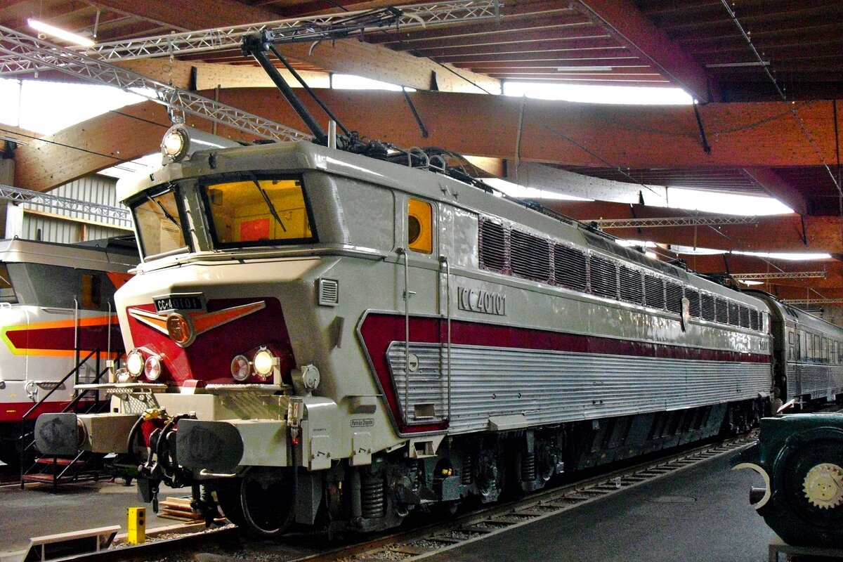 Die Allererste eines Regims: CC 40101 wurde in 1964 als Erster Nez-Cassé gebaut für 180 km/h schnelle TEE-Züge zwischen Bruxelles-Midi und Paris. Die CC 40100 wurde in zehn Stück gebaut (mit später sechs Loks für Belgien) und erfolgt von die 74 Stück starke Reihe CC 6500, bevor das Zeitalter der Nez-Cassées richtig zuschlug mit 92 Dieselloks der Reihe CC 72000, 65 Bo'Bo'der Reihe 15000 (Wechselstrom), 210 Gleichstromloks der Reihe 7200 und 205 Zweisystemloks der Reihe 22200 (7200+15000=22200 und so bekommt Mann eine neue Reihennummer). 