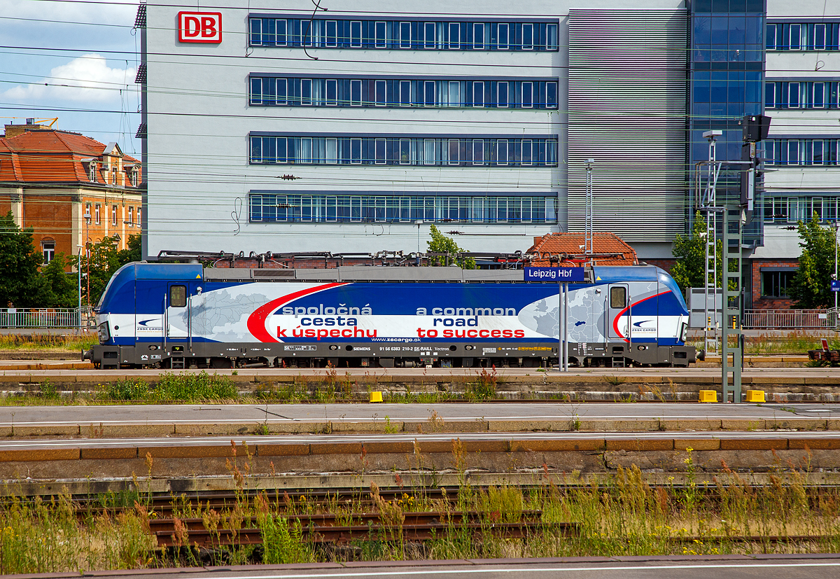 Die an die ŽSSK Cargo (Železničná spoločnosť Cargo Slovakia a.s., Bratislava) vermietete Siemens Vectron MS 383 210-2 (91 56 6383 210-2 SK-RAILL) der S Rail Lease s.r.o. (Bratislava, Slowakei) ist am 11.06.2022 im Hauptbahnhof Leipzig abgestellt.
 
Die Siemens Vectron MS - 6.4 MW wurde 2018 von Siemens in München-Allach  unter der Fabriknummer 22493 gebaut. Sie hat die Zulassungen für SK/D/A/H/CZ/PL/RO/HR/SLO.
