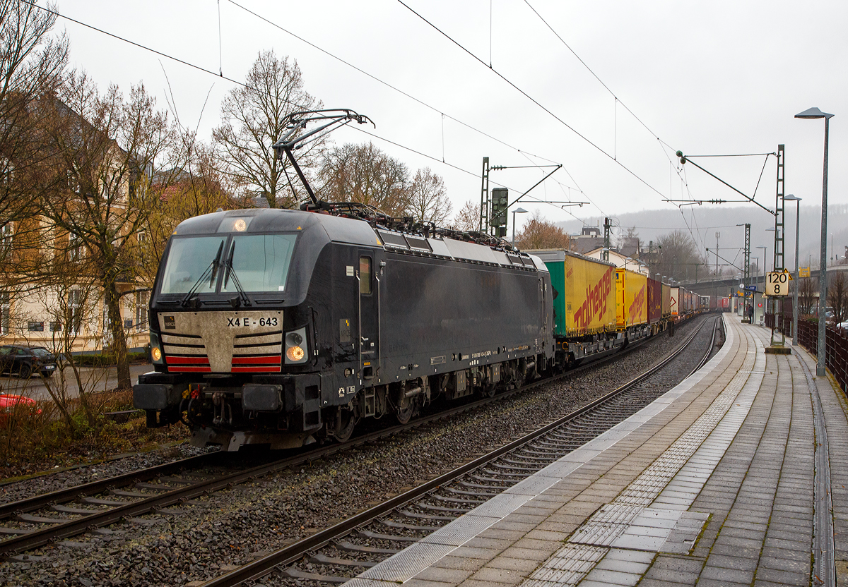 Die an die boxXpress.de GmbH vermietete Siemens Vectron MS X4 E - 643 bzw. 193 643 (91 80 6193 643-4 D-DISPO) der MRCE Dispolok GmbH (München) fährt am 01.02.2022 mit einem KLV-Zug durch Kirchen (Sieg) in Richtung Köln.

Die Siemens Vectron MS - 6.4 MW wurde 2016 von Siemens in München-Allach unter der Fabriknummer 22167 gebaut. Sie hat die Zulassungen für Deutschland, Österreich und Italien, sie hat eine Höchstgeschwindigkeit von 160 km/h.
