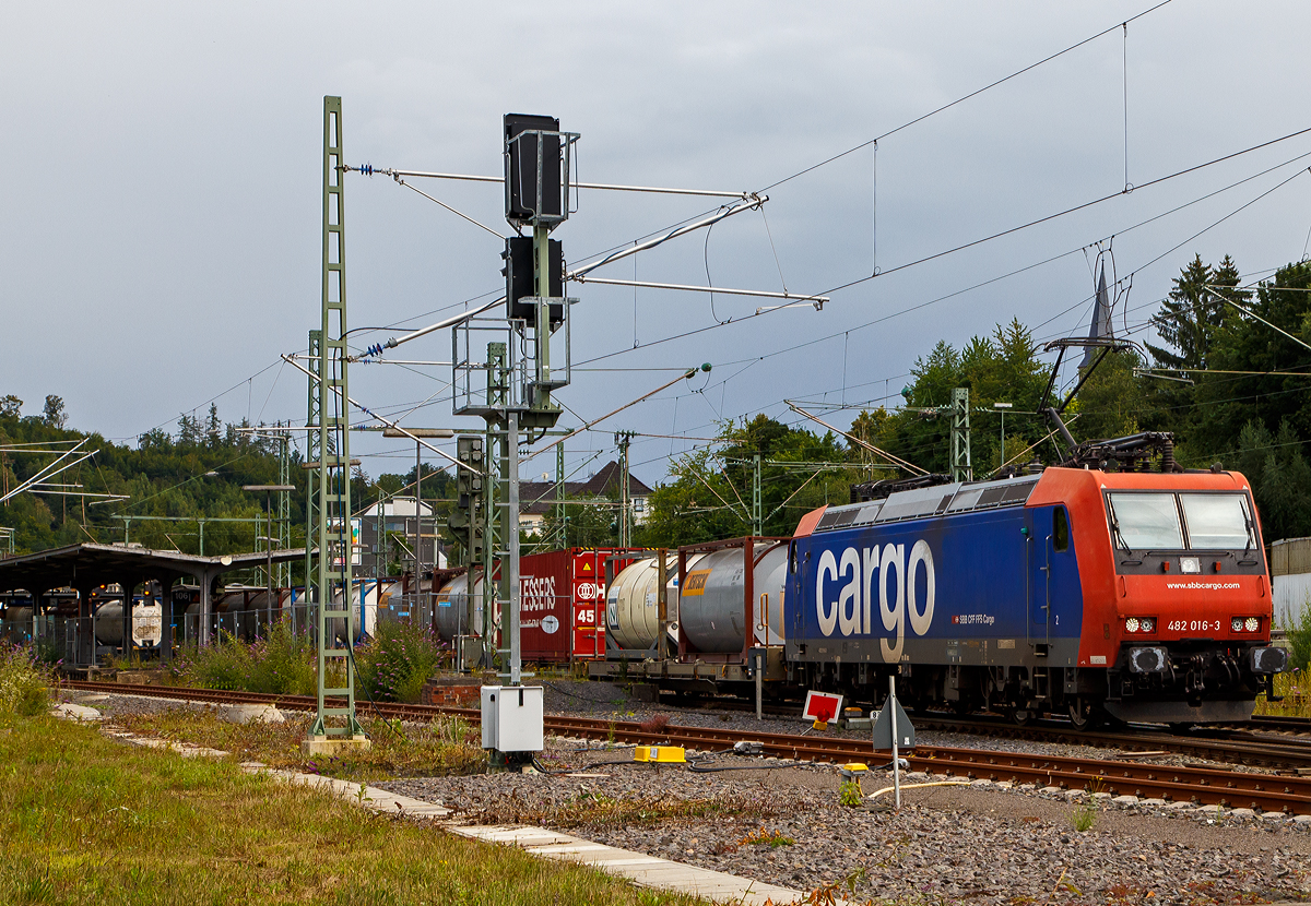 Die an die DB Cargo Deutschland AG vermietete Re 482 016-3 (91 85 4482 016-3 CH-SBBC) der SBB Cargo AG fährt am 20.08.2021 mit einem Container-Zug durch Betzdorf/Sieg in Richtung Köln.

Die TRAXX F140 AC1 wurde 2003 von Bombardier in Kassel unter der Fabriknummer  33565 gebaut und an die SBB Cargo AG geliefert. Sie hat die Zulassungen und Zugbeeinflussungssysteme für die Schweiz und Deutschland. Zurzeit ist sie an die DB Cargo vermietet.
